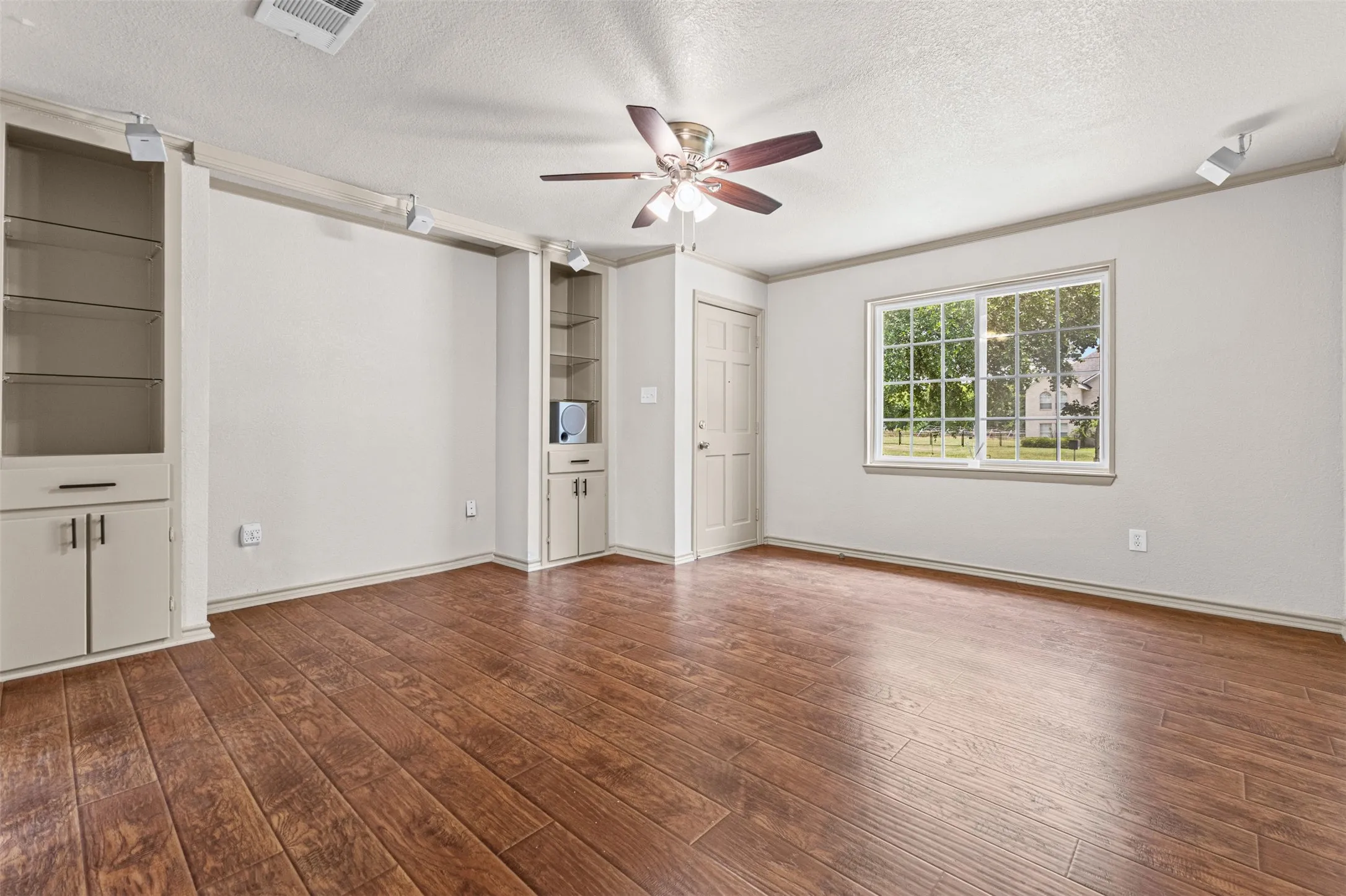 Single Family Residence For Sale in Tarrant County , 6709 Gillis Johnson Street, Fort Worth, Texas 76179, 3 Bedroom, 2 Bathroom, 2 Garage spaces, 1,404 Sqft, built in 1975, mls#21335353, Real Estate Agent in Fort Worth, Homes For Sale in Tarrant county, Homes For Sale in Fort Worth, Realtor in Fort Worth Texas, Real Estate Brokerage Independent Realty Texas, Luminita Cordes Realtor