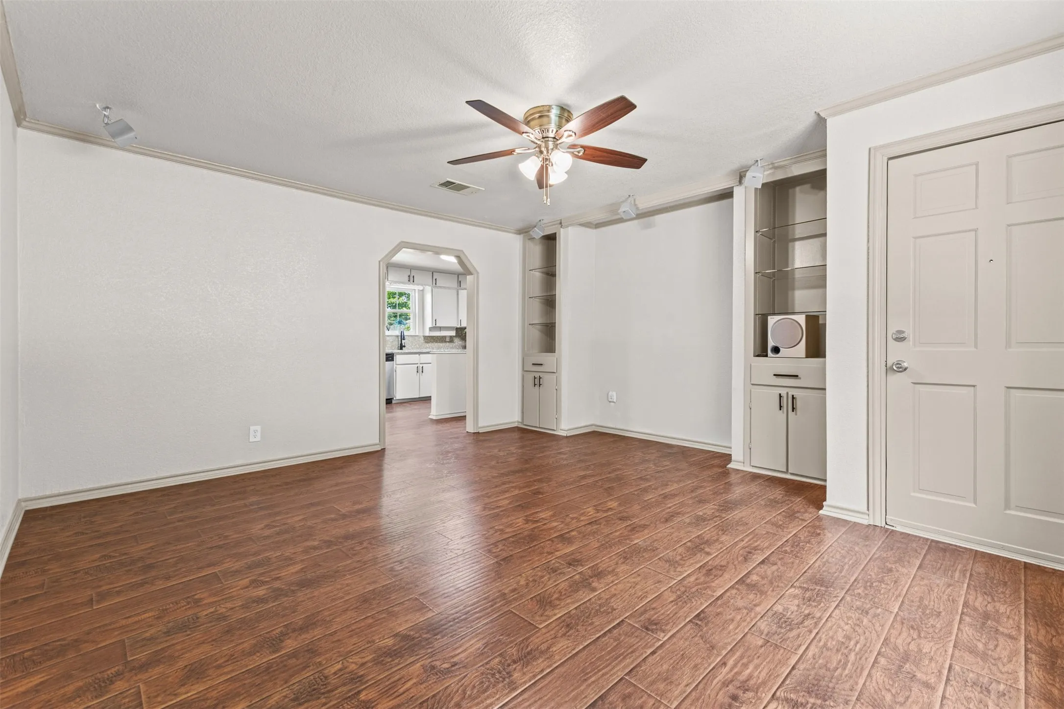 Single Family Residence For Sale in Tarrant County , 6709 Gillis Johnson Street, Fort Worth, Texas 76179, 3 Bedroom, 2 Bathroom, 2 Garage spaces, 1,404 Sqft, built in 1975, mls#21335353, Real Estate Agent in Fort Worth, Homes For Sale in Tarrant county, Homes For Sale in Fort Worth, Realtor in Fort Worth Texas, Real Estate Brokerage Independent Realty Texas, Luminita Cordes Realtor