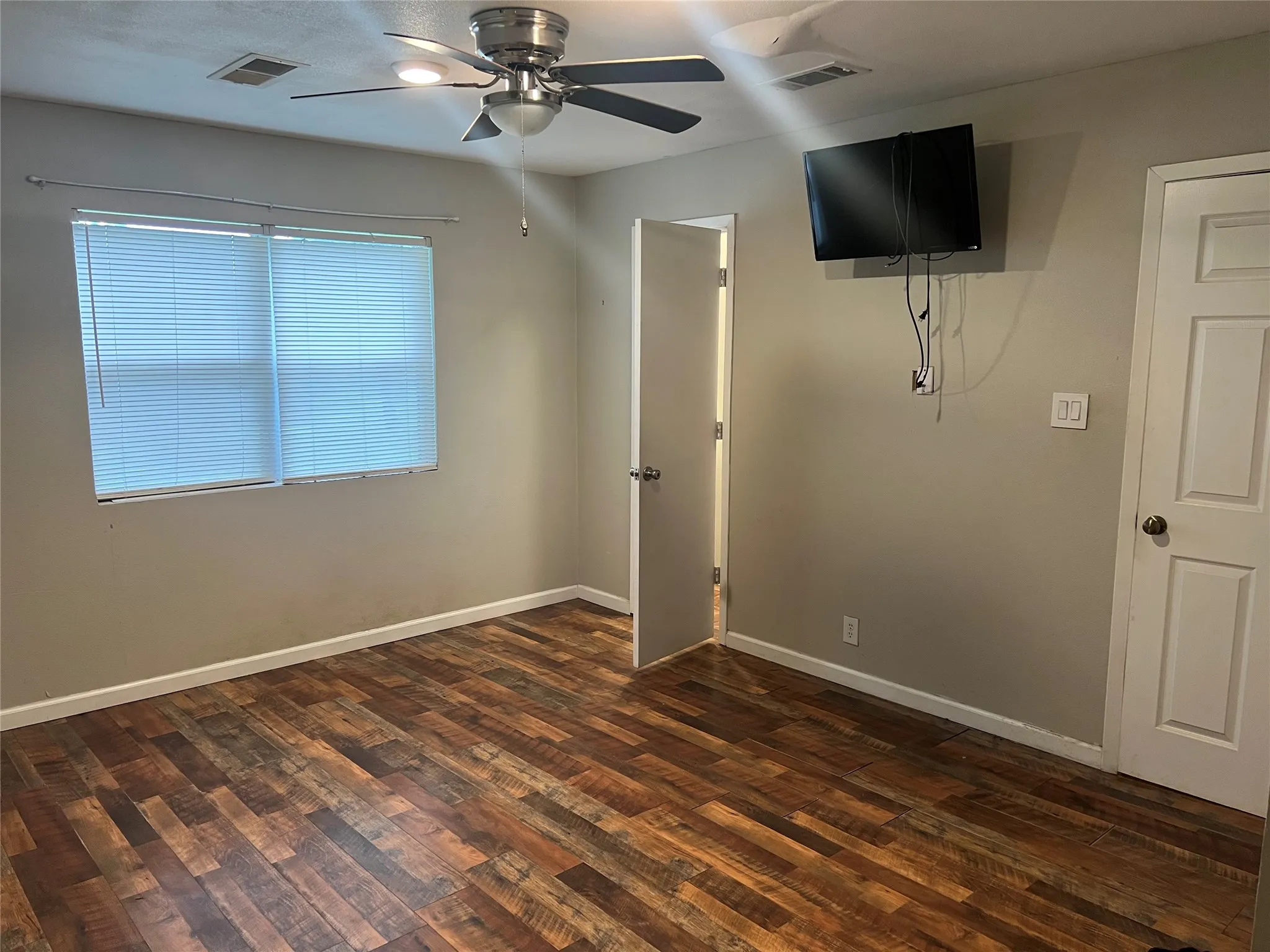 Single Family Residence For Sale in Henderson County , 232 Railroad Drive, Mabank, Texas 75147, 2 Bedroom, 2 Bathroom, 2 Garage spaces, 1,052 Sqft, built in 1947, mls#21299260, Real Estate Agent in Mabank, Homes For Sale in Henderson county, Homes For Sale in Mabank, Realtor in Mabank Texas, Real Estate Brokerage Independent Realty Texas, Luminita Cordes Realtor