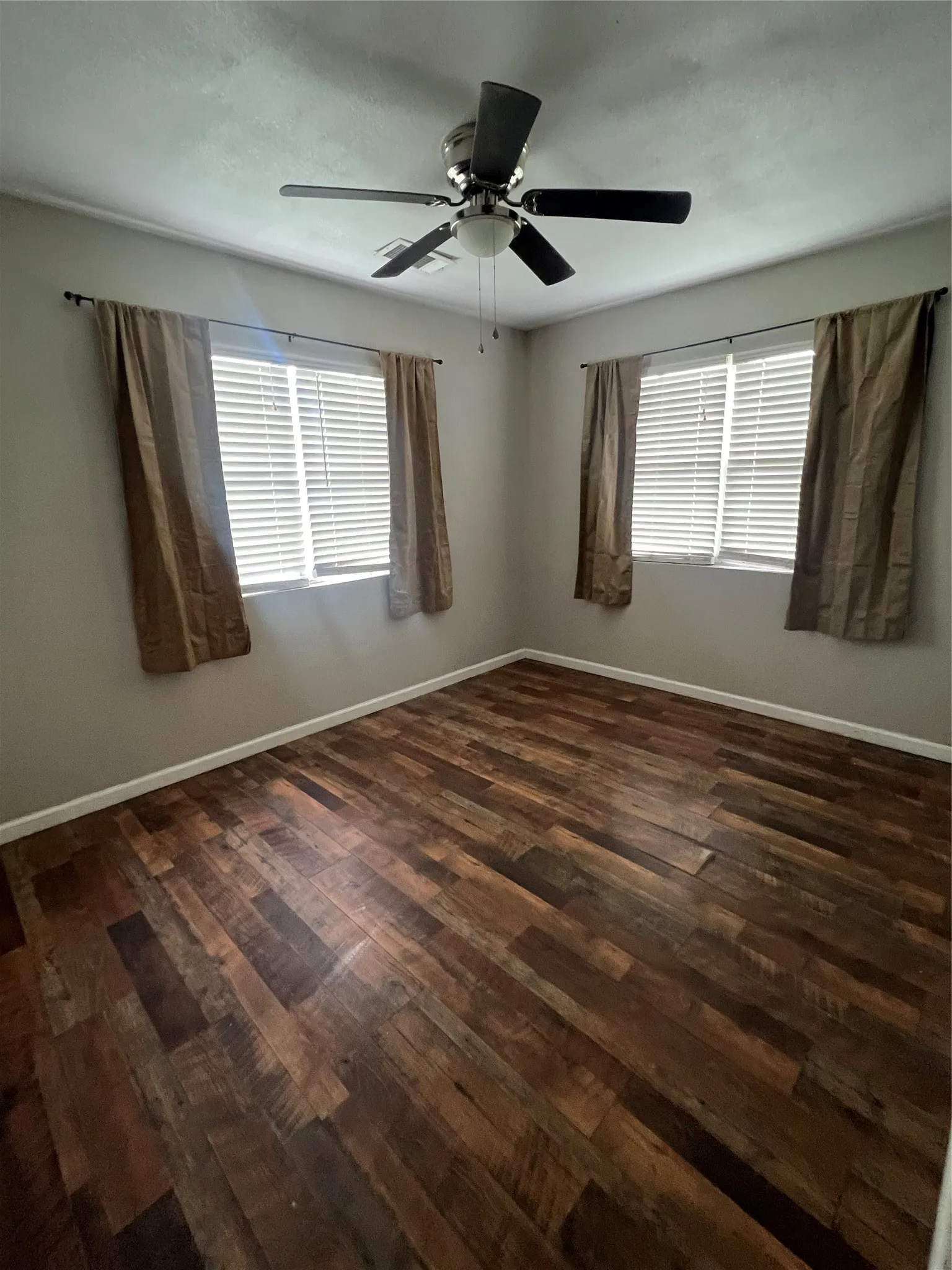 Single Family Residence For Sale in Henderson County , 232 Railroad Drive, Mabank, Texas 75147, 2 Bedroom, 2 Bathroom, 2 Garage spaces, 1,052 Sqft, built in 1947, mls#21299260, Real Estate Agent in Mabank, Homes For Sale in Henderson county, Homes For Sale in Mabank, Realtor in Mabank Texas, Real Estate Brokerage Independent Realty Texas, Luminita Cordes Realtor