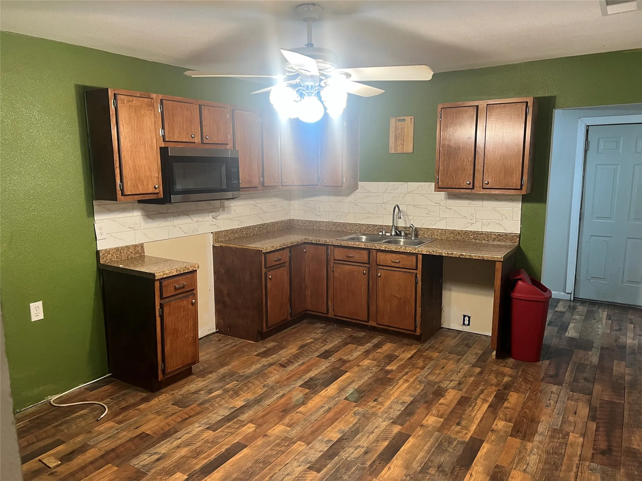 Single Family Residence For Sale in Henderson County , 232 Railroad Drive, Mabank, Texas 75147, 2 Bedroom, 2 Bathroom, 2 Garage spaces, 1,052 Sqft, built in 1947, mls#21299260, Real Estate Agent in Mabank, Homes For Sale in Henderson county, Homes For Sale in Mabank, Realtor in Mabank Texas, Real Estate Brokerage Independent Realty Texas, Luminita Cordes Realtor