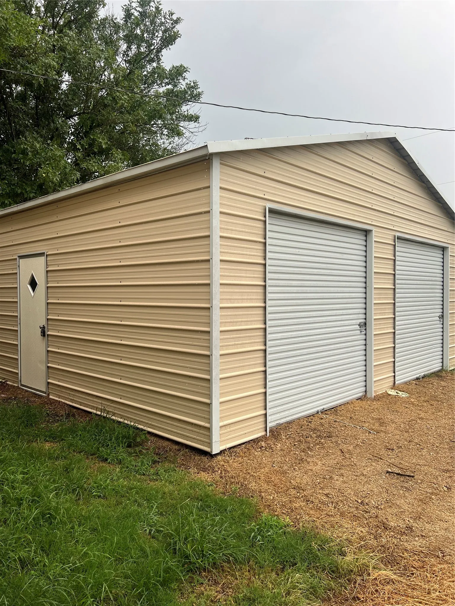 Single Family Residence For Sale in Henderson County , 232 Railroad Drive, Mabank, Texas 75147, 2 Bedroom, 2 Bathroom, 2 Garage spaces, 1,052 Sqft, built in 1947, mls#21299260, Real Estate Agent in Mabank, Homes For Sale in Henderson county, Homes For Sale in Mabank, Realtor in Mabank Texas, Real Estate Brokerage Independent Realty Texas, Luminita Cordes Realtor