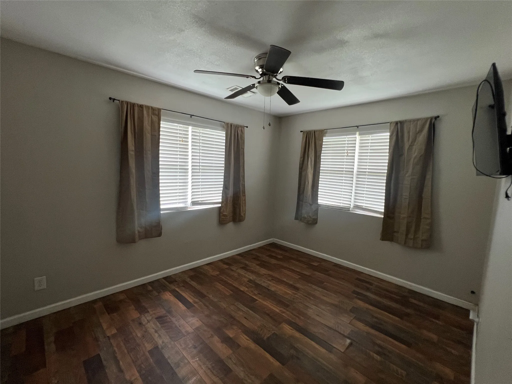Single Family Residence For Sale in Henderson County , 232 Railroad Drive, Mabank, Texas 75147, 2 Bedroom, 2 Bathroom, 2 Garage spaces, 1,052 Sqft, built in 1947, mls#21299260, Real Estate Agent in Mabank, Homes For Sale in Henderson county, Homes For Sale in Mabank, Realtor in Mabank Texas, Real Estate Brokerage Independent Realty Texas, Luminita Cordes Realtor