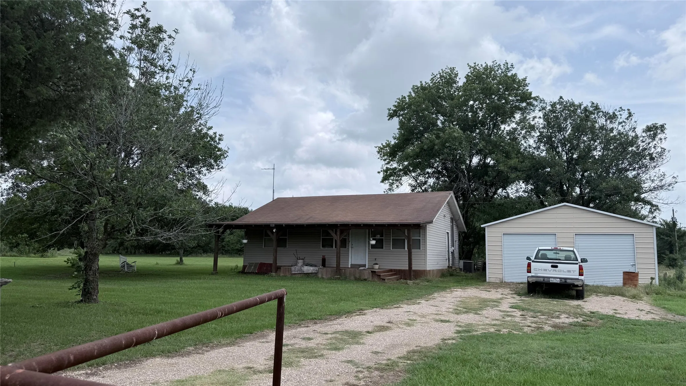 Single Family Residence For Sale in Henderson County , 232 Railroad Drive, Mabank, Texas 75147, 2 Bedroom, 2 Bathroom, 2 Garage spaces, 1,052 Sqft, built in 1947, mls#21299260, Real Estate Agent in Mabank, Homes For Sale in Henderson county, Homes For Sale in Mabank, Realtor in Mabank Texas, Real Estate Brokerage Independent Realty Texas, Luminita Cordes Realtor