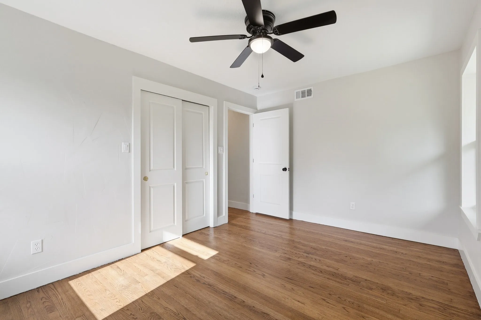 Single Family Residence For Sale in Denton County , 385 Crockett, Lewisville, Texas 75057, 4 Bedrooms, 2 Bathrooms, Garage spaces, 1,478 Sqft, built in 1955, Price $399,900, mls#21336978, Real Estate Agent in Lewisville, Homes For Sale in Denton county, Homes For Sale in Lewisville, Realtor in Lewisville Texas, Real Estate Brokerage Independent Realty Texas, Luminita Cordes Realtor