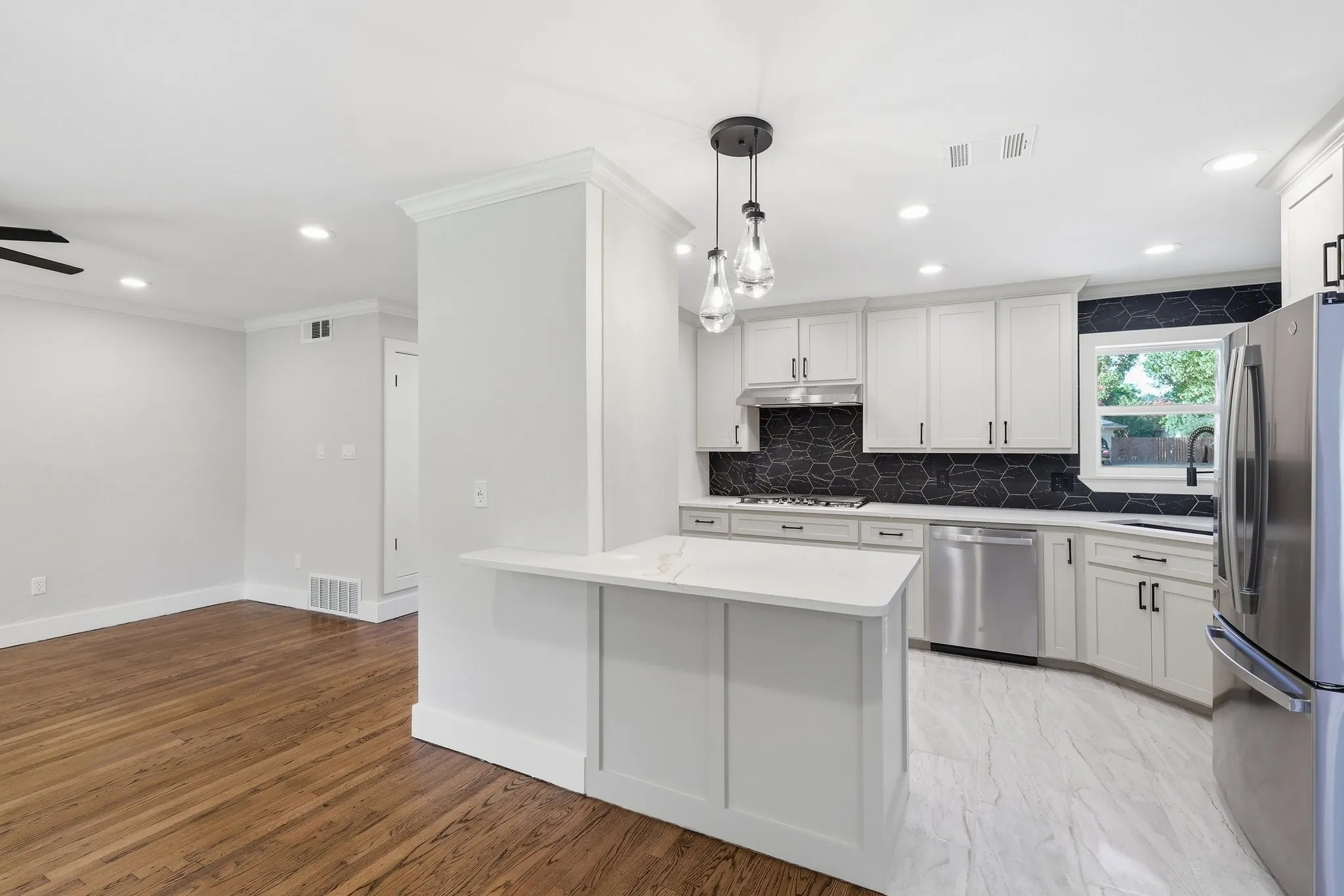 Single Family Residence For Sale in Denton County , 385 Crockett, Lewisville, Texas 75057, 4 Bedrooms, 2 Bathrooms, Garage spaces, 1,478 Sqft, built in 1955, Price $399,900, mls#21336978, Real Estate Agent in Lewisville, Homes For Sale in Denton county, Homes For Sale in Lewisville, Realtor in Lewisville Texas, Real Estate Brokerage Independent Realty Texas, Luminita Cordes Realtor