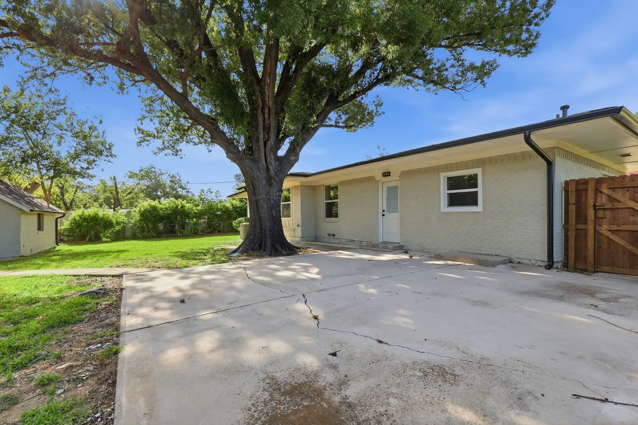 Single Family Residence For Sale in Denton County , 385 Crockett, Lewisville, Texas 75057, 4 Bedrooms, 2 Bathrooms, Garage spaces, 1,478 Sqft, built in 1955, Price $399,900, mls#21336978, Real Estate Agent in Lewisville, Homes For Sale in Denton county, Homes For Sale in Lewisville, Realtor in Lewisville Texas, Real Estate Brokerage Independent Realty Texas, Luminita Cordes Realtor