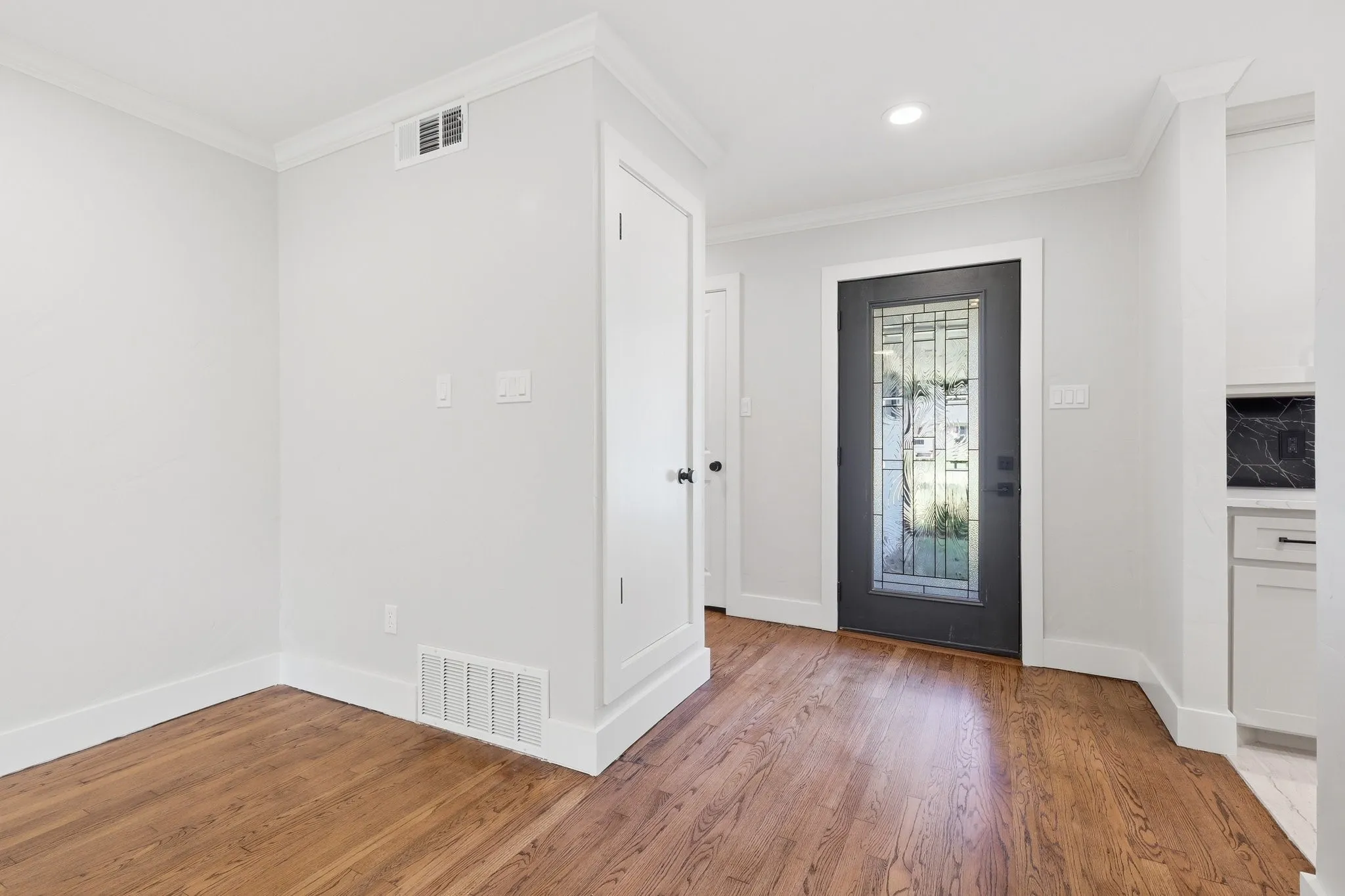 Single Family Residence For Sale in Denton County , 385 Crockett, Lewisville, Texas 75057, 4 Bedrooms, 2 Bathrooms, Garage spaces, 1,478 Sqft, built in 1955, Price $399,900, mls#21336978, Real Estate Agent in Lewisville, Homes For Sale in Denton county, Homes For Sale in Lewisville, Realtor in Lewisville Texas, Real Estate Brokerage Independent Realty Texas, Luminita Cordes Realtor