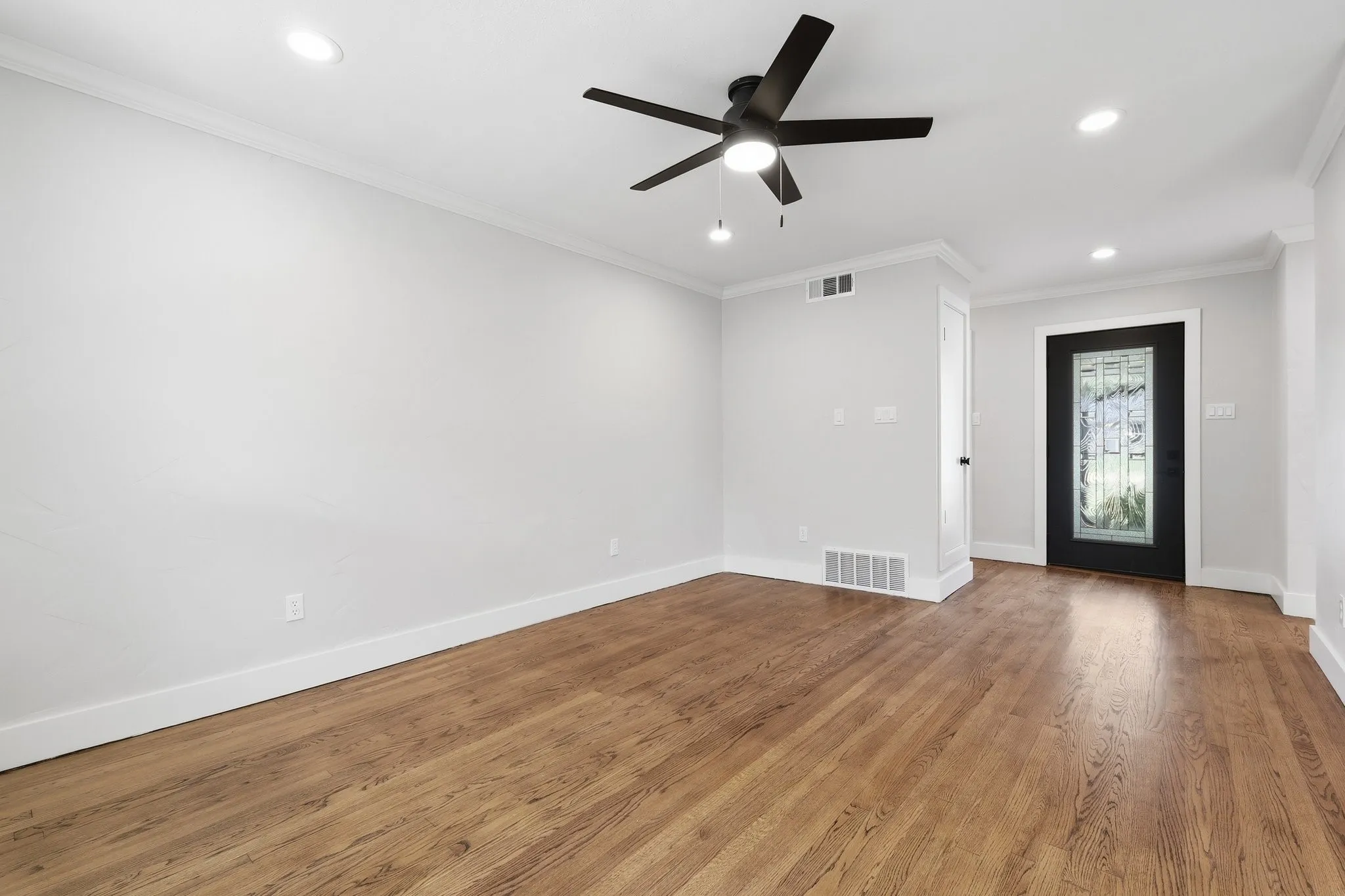 Single Family Residence For Sale in Denton County , 385 Crockett, Lewisville, Texas 75057, 4 Bedrooms, 2 Bathrooms, Garage spaces, 1,478 Sqft, built in 1955, Price $399,900, mls#21336978, Real Estate Agent in Lewisville, Homes For Sale in Denton county, Homes For Sale in Lewisville, Realtor in Lewisville Texas, Real Estate Brokerage Independent Realty Texas, Luminita Cordes Realtor