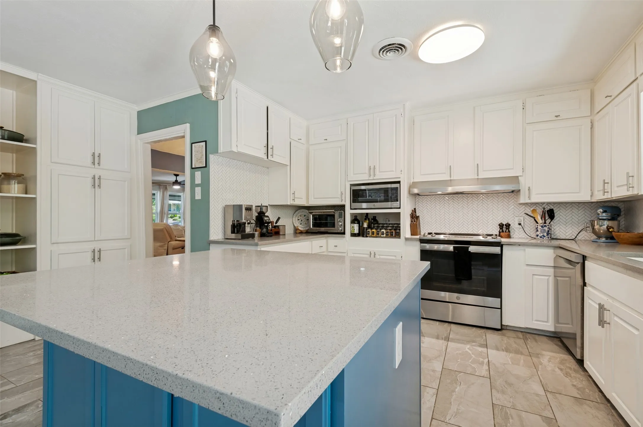 Single Family Residence For Sale in Dallas County , 1618 Driftwood Drive, Dallas, Texas 75224, 3 Bedroom, 2 Bathroom, 2 Garage spaces, 1,832 Sqft, built in 1956, mls#21293218, Real Estate Agent in Dallas, Homes For Sale in Dallas county, Homes For Sale in Dallas, Realtor in Dallas Texas, Real Estate Brokerage Independent Realty Texas, Luminita Cordes Realtor