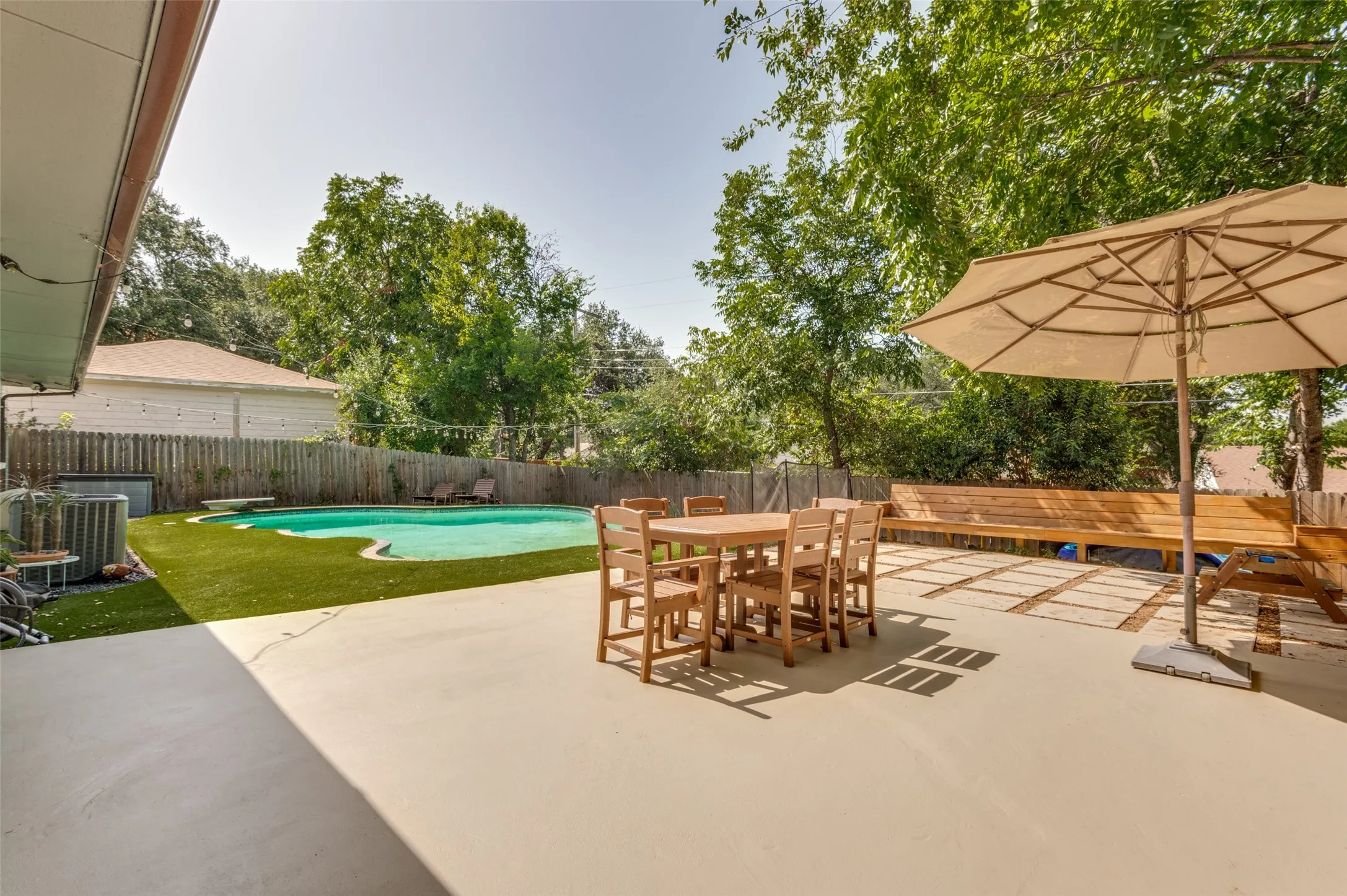 Single Family Residence For Sale in Dallas County , 1618 Driftwood Drive, Dallas, Texas 75224, 3 Bedroom, 2 Bathroom, 2 Garage spaces, 1,832 Sqft, built in 1956, mls#21293218, Real Estate Agent in Dallas, Homes For Sale in Dallas county, Homes For Sale in Dallas, Realtor in Dallas Texas, Real Estate Brokerage Independent Realty Texas, Luminita Cordes Realtor