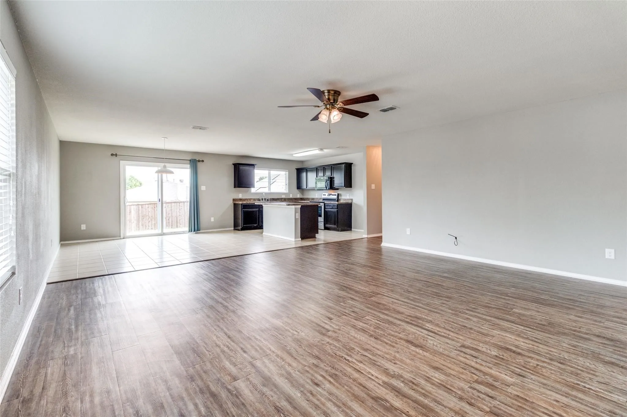 Single Family Residence For Rent in Grayson County , 1434 S Raven Drive, Sherman, Texas 75092, 3 Bedroom, 2 Bathroom, 2 Garage spaces, 1,551 Sqft, built in 2015, mls#21331783, Real Estate Agent in Sherman, Homes For Rent in Grayson county, Homes For Rent in Sherman, Realtor in Sherman Texas, Real Estate Brokerage Independent Realty Texas, Luminita Cordes Realtor