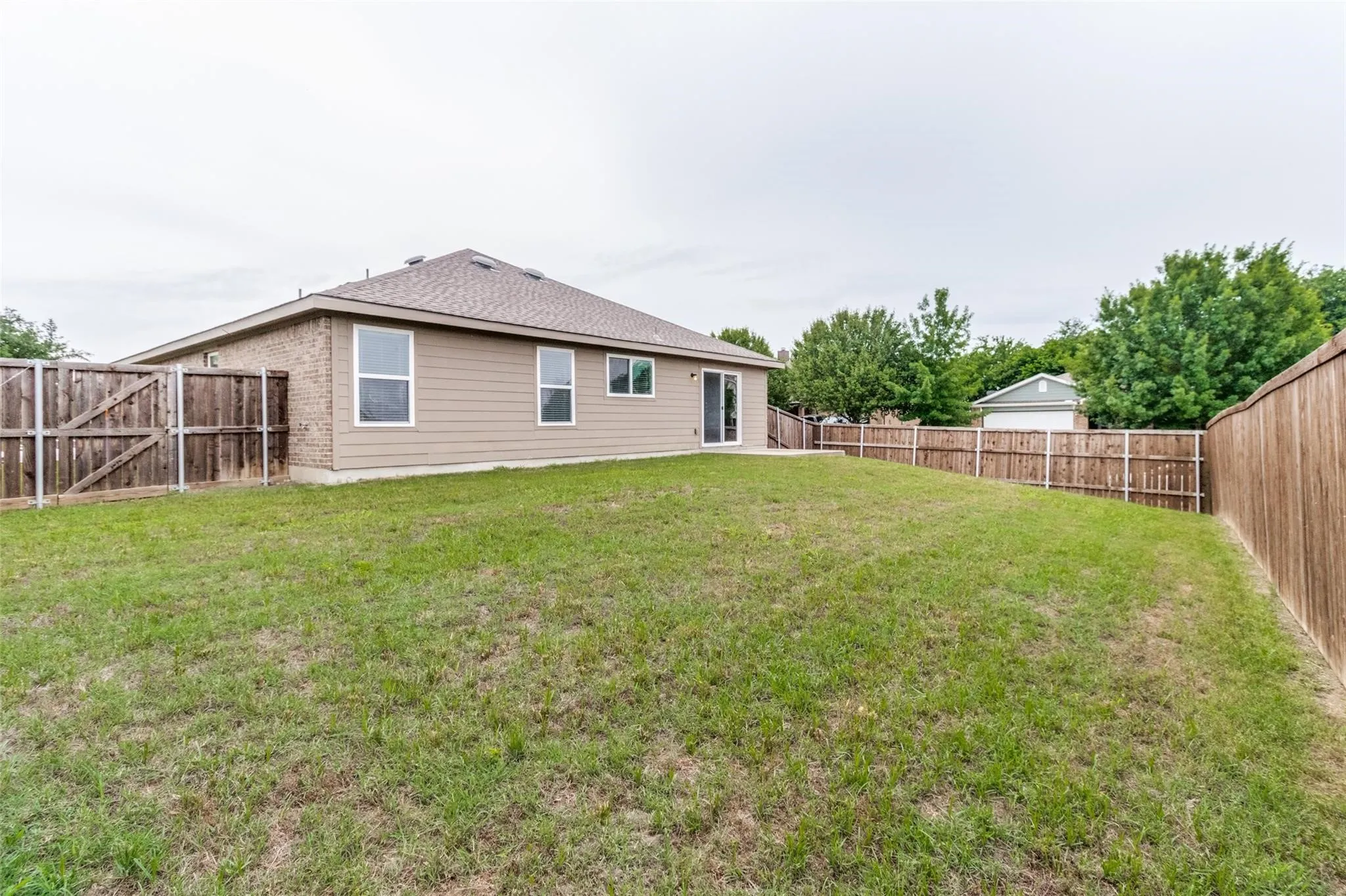 Single Family Residence For Rent in Grayson County , 1434 S Raven Drive, Sherman, Texas 75092, 3 Bedroom, 2 Bathroom, 2 Garage spaces, 1,551 Sqft, built in 2015, mls#21331783, Real Estate Agent in Sherman, Homes For Rent in Grayson county, Homes For Rent in Sherman, Realtor in Sherman Texas, Real Estate Brokerage Independent Realty Texas, Luminita Cordes Realtor
