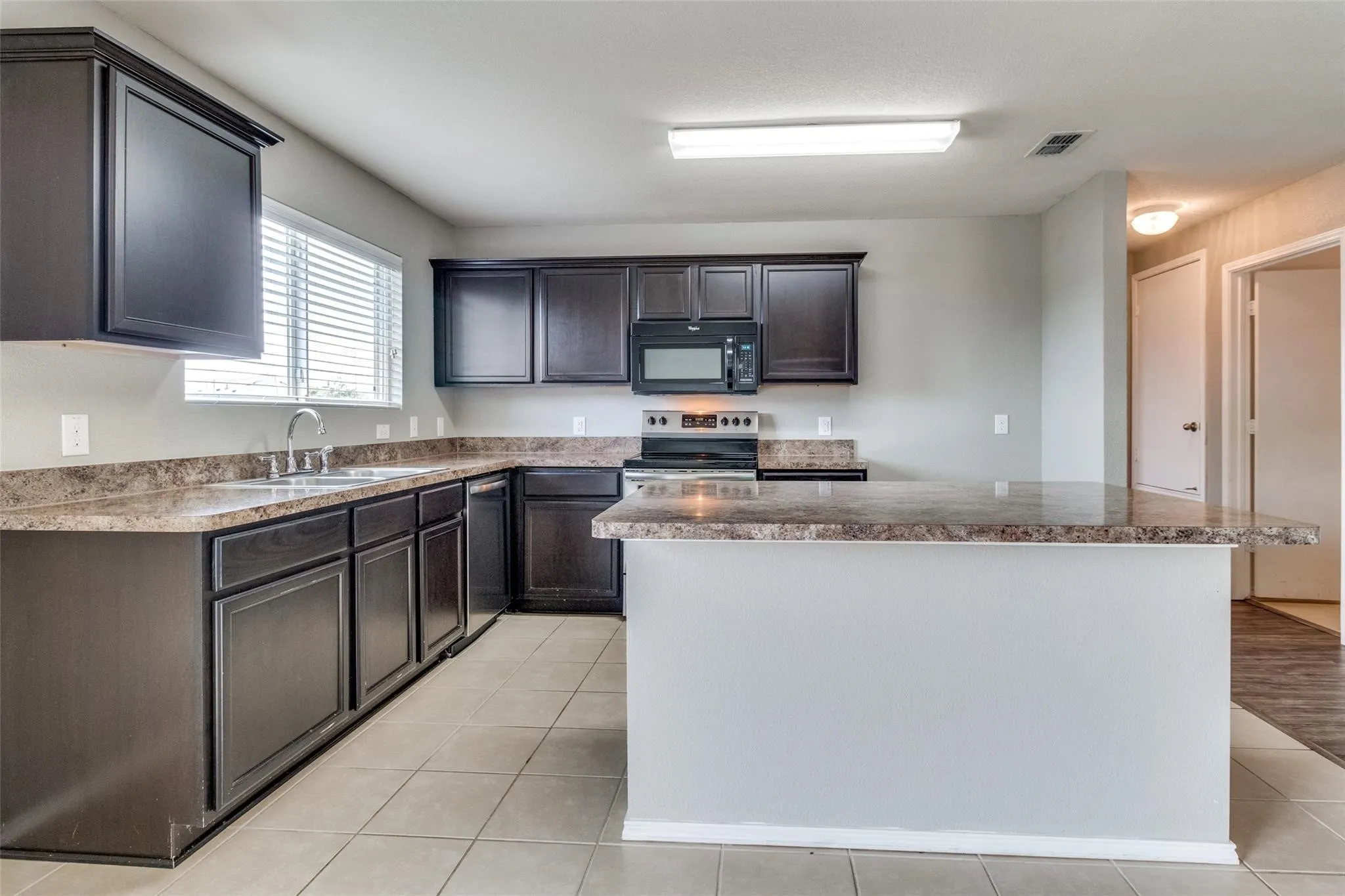 Single Family Residence For Rent in Grayson County , 1434 S Raven Drive, Sherman, Texas 75092, 3 Bedroom, 2 Bathroom, 2 Garage spaces, 1,551 Sqft, built in 2015, mls#21331783, Real Estate Agent in Sherman, Homes For Rent in Grayson county, Homes For Rent in Sherman, Realtor in Sherman Texas, Real Estate Brokerage Independent Realty Texas, Luminita Cordes Realtor