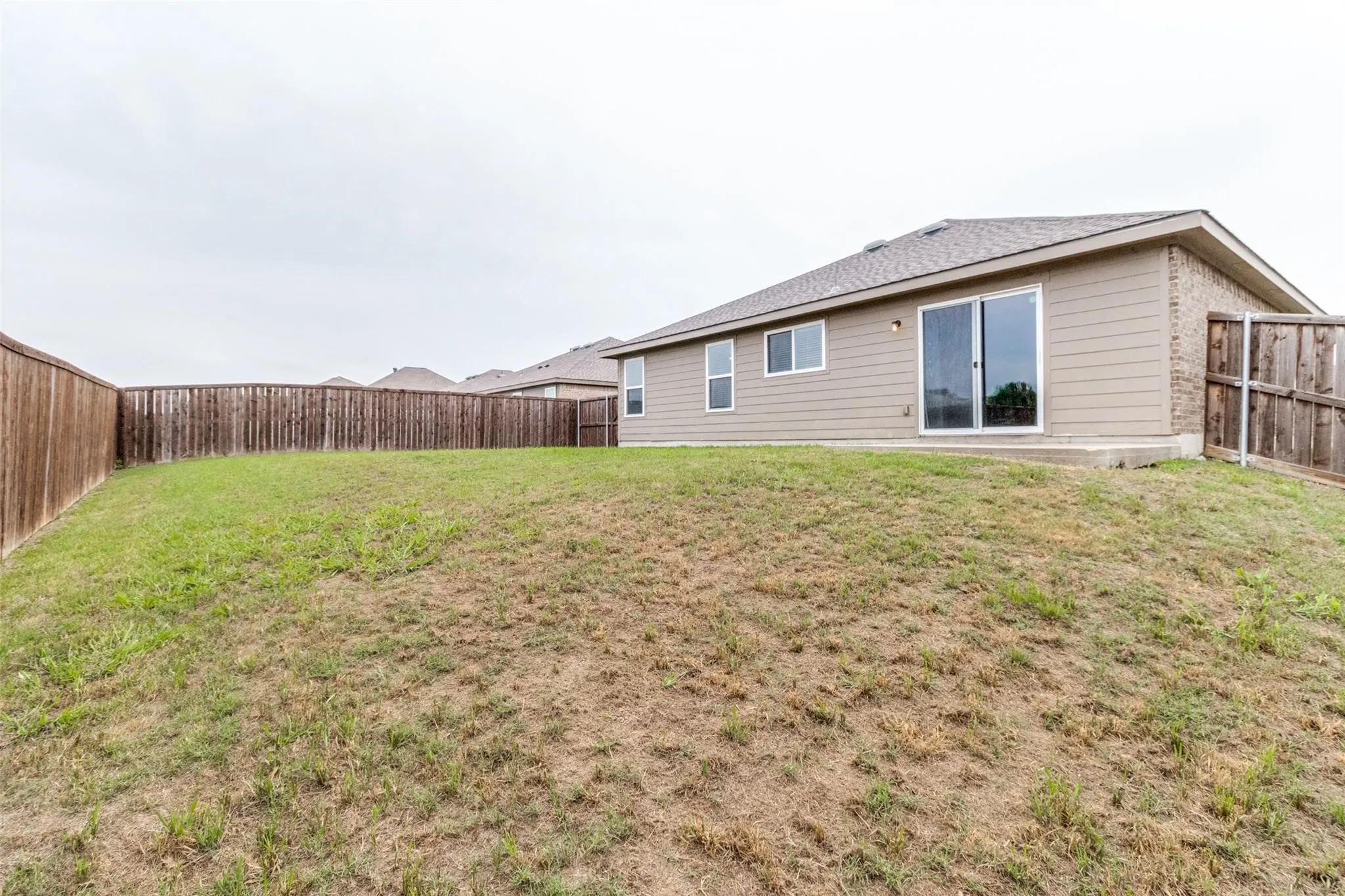 Single Family Residence For Rent in Grayson County , 1434 S Raven Drive, Sherman, Texas 75092, 3 Bedroom, 2 Bathroom, 2 Garage spaces, 1,551 Sqft, built in 2015, mls#21331783, Real Estate Agent in Sherman, Homes For Rent in Grayson county, Homes For Rent in Sherman, Realtor in Sherman Texas, Real Estate Brokerage Independent Realty Texas, Luminita Cordes Realtor