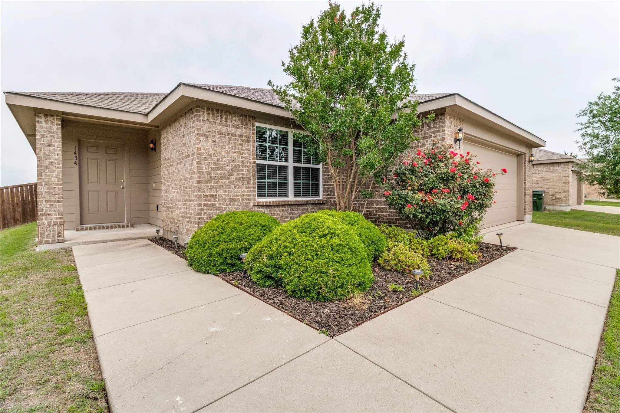 Single Family Residence For Rent in Grayson County , 1434 S Raven Drive, Sherman, Texas 75092, 3 Bedroom, 2 Bathroom, 2 Garage spaces, 1,551 Sqft, built in 2015, mls#21331783, Real Estate Agent in Sherman, Homes For Rent in Grayson county, Homes For Rent in Sherman, Realtor in Sherman Texas, Real Estate Brokerage Independent Realty Texas, Luminita Cordes Realtor