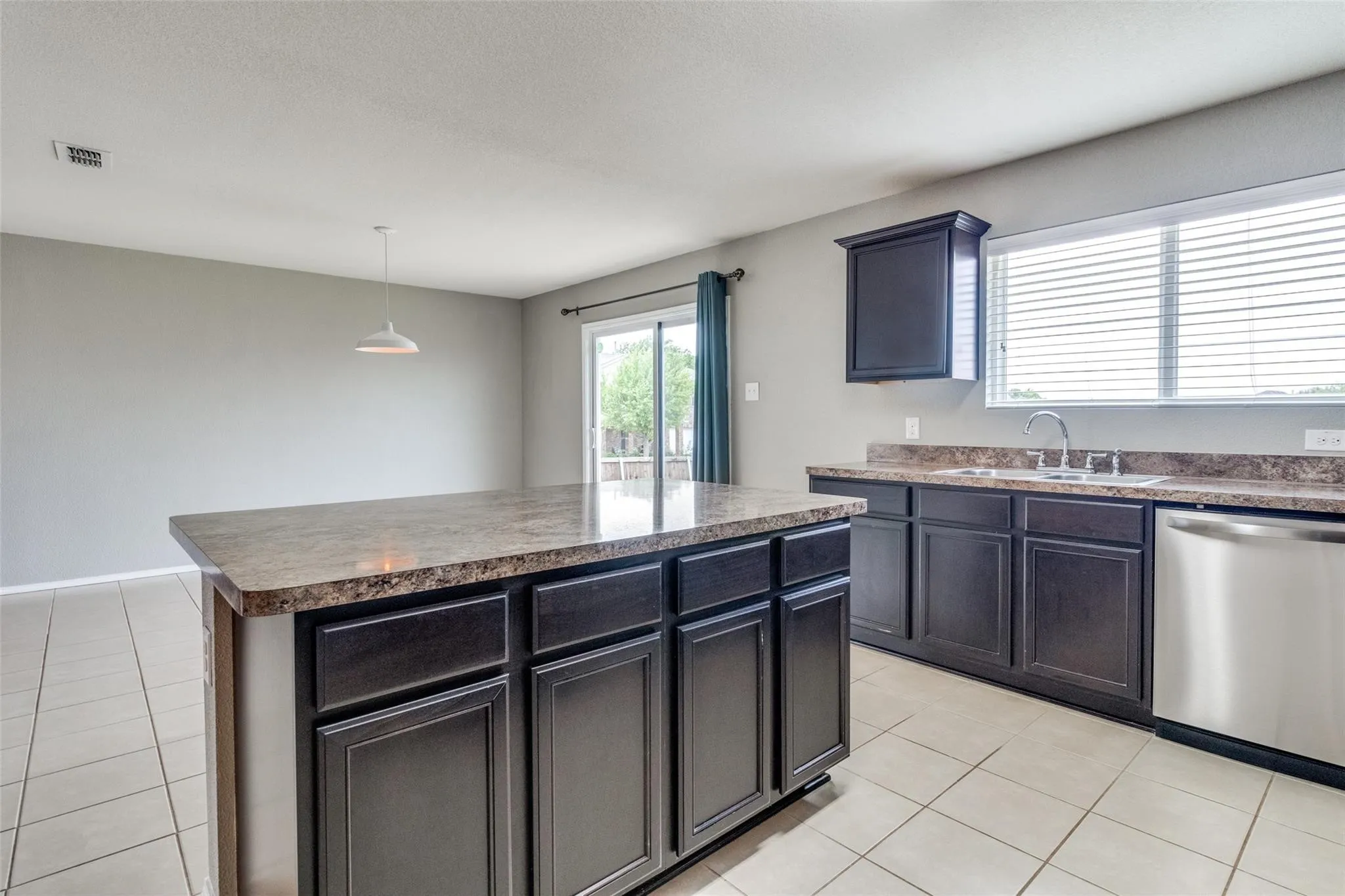 Single Family Residence For Rent in Grayson County , 1434 S Raven Drive, Sherman, Texas 75092, 3 Bedroom, 2 Bathroom, 2 Garage spaces, 1,551 Sqft, built in 2015, mls#21331783, Real Estate Agent in Sherman, Homes For Rent in Grayson county, Homes For Rent in Sherman, Realtor in Sherman Texas, Real Estate Brokerage Independent Realty Texas, Luminita Cordes Realtor