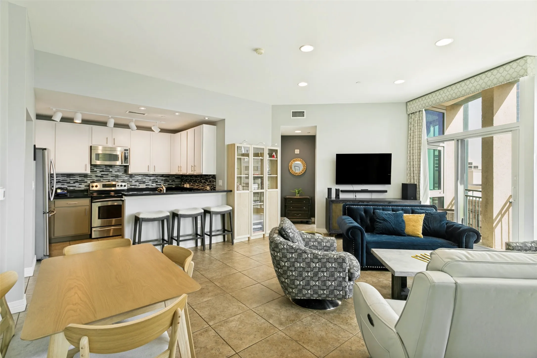 Condominium For Sale in Tarrant County , 500 Throckmorton Street 901, Fort Worth, Texas 76102, 2 Bedroom, 2 Bathroom, 2 Garage spaces, 1,170 Sqft, built in 1972, mls#21331238, Real Estate Agent in Fort Worth, Homes For Sale in Tarrant county, Homes For Sale in Fort Worth, Realtor in Fort Worth Texas, Real Estate Brokerage Independent Realty Texas, Luminita Cordes Realtor
