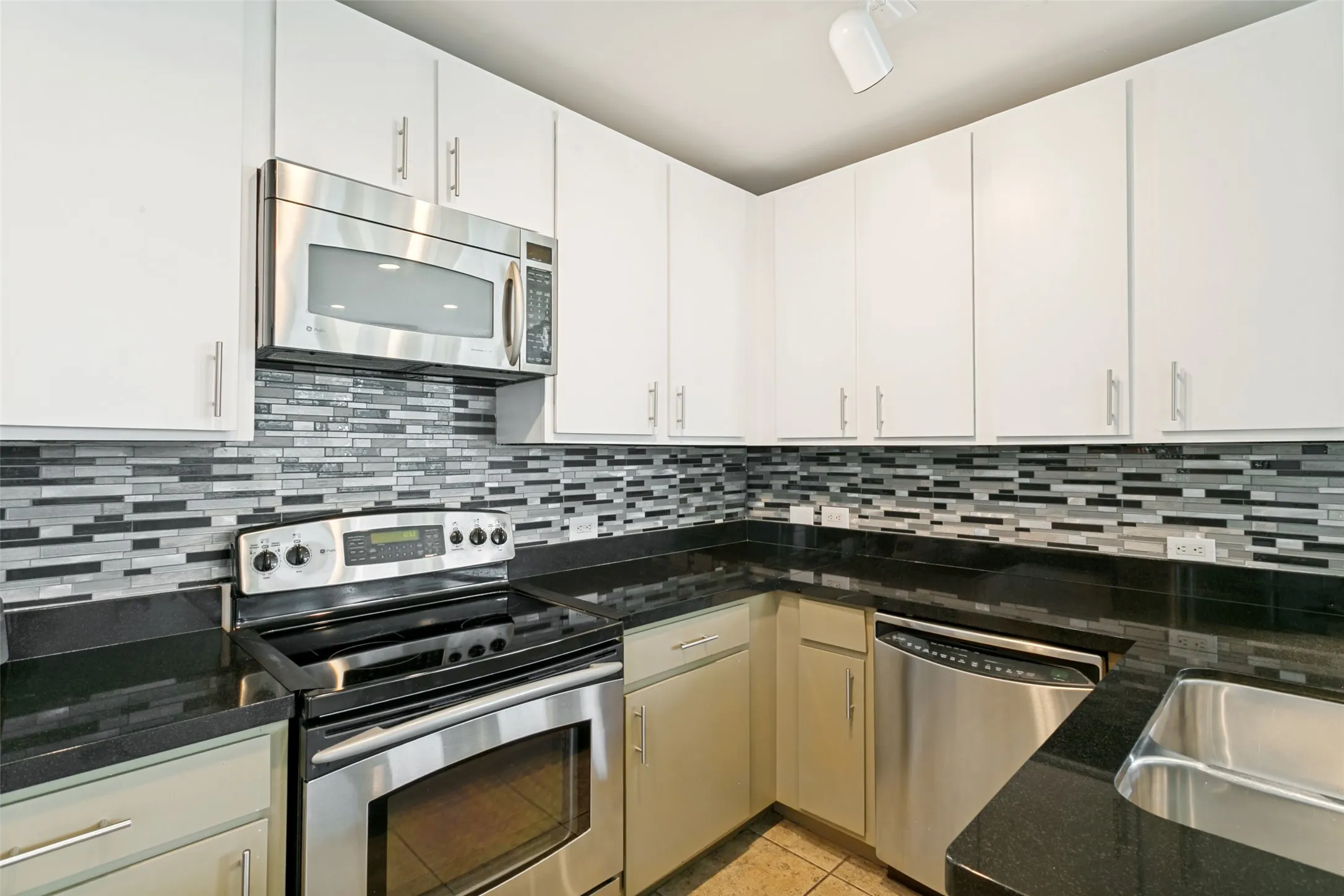 Condominium For Sale in Tarrant County , 500 Throckmorton Street 901, Fort Worth, Texas 76102, 2 Bedroom, 2 Bathroom, 2 Garage spaces, 1,170 Sqft, built in 1972, mls#21331238, Real Estate Agent in Fort Worth, Homes For Sale in Tarrant county, Homes For Sale in Fort Worth, Realtor in Fort Worth Texas, Real Estate Brokerage Independent Realty Texas, Luminita Cordes Realtor