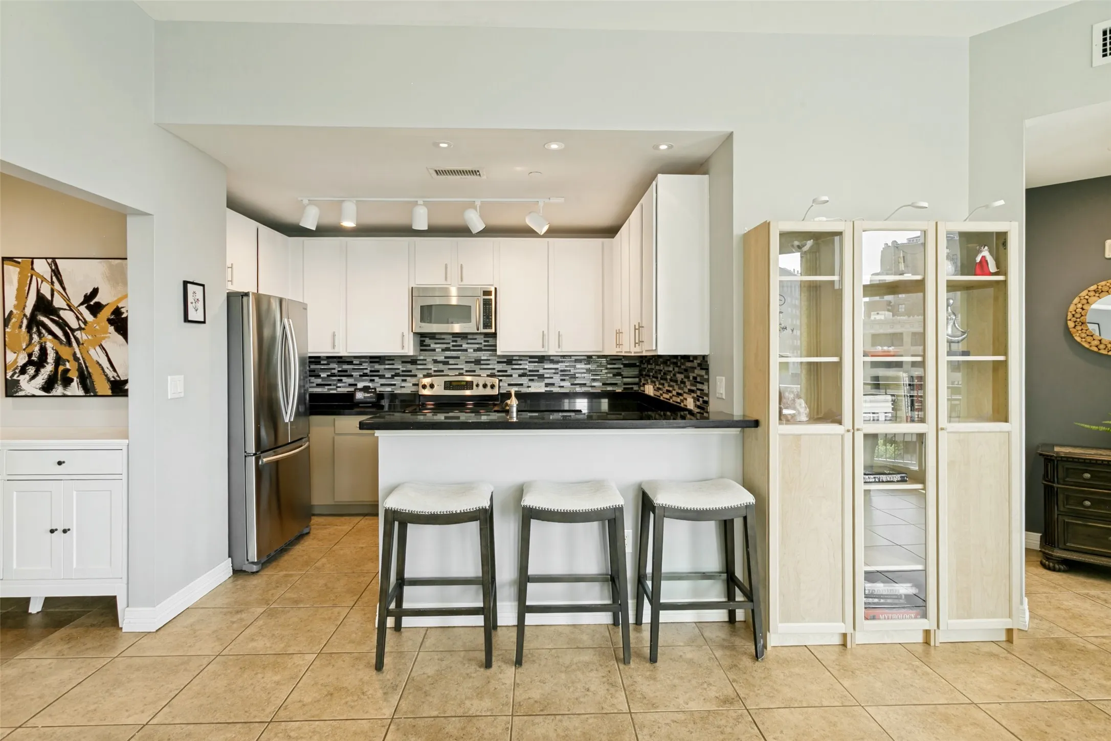 Condominium For Sale in Tarrant County , 500 Throckmorton Street 901, Fort Worth, Texas 76102, 2 Bedroom, 2 Bathroom, 2 Garage spaces, 1,170 Sqft, built in 1972, mls#21331238, Real Estate Agent in Fort Worth, Homes For Sale in Tarrant county, Homes For Sale in Fort Worth, Realtor in Fort Worth Texas, Real Estate Brokerage Independent Realty Texas, Luminita Cordes Realtor