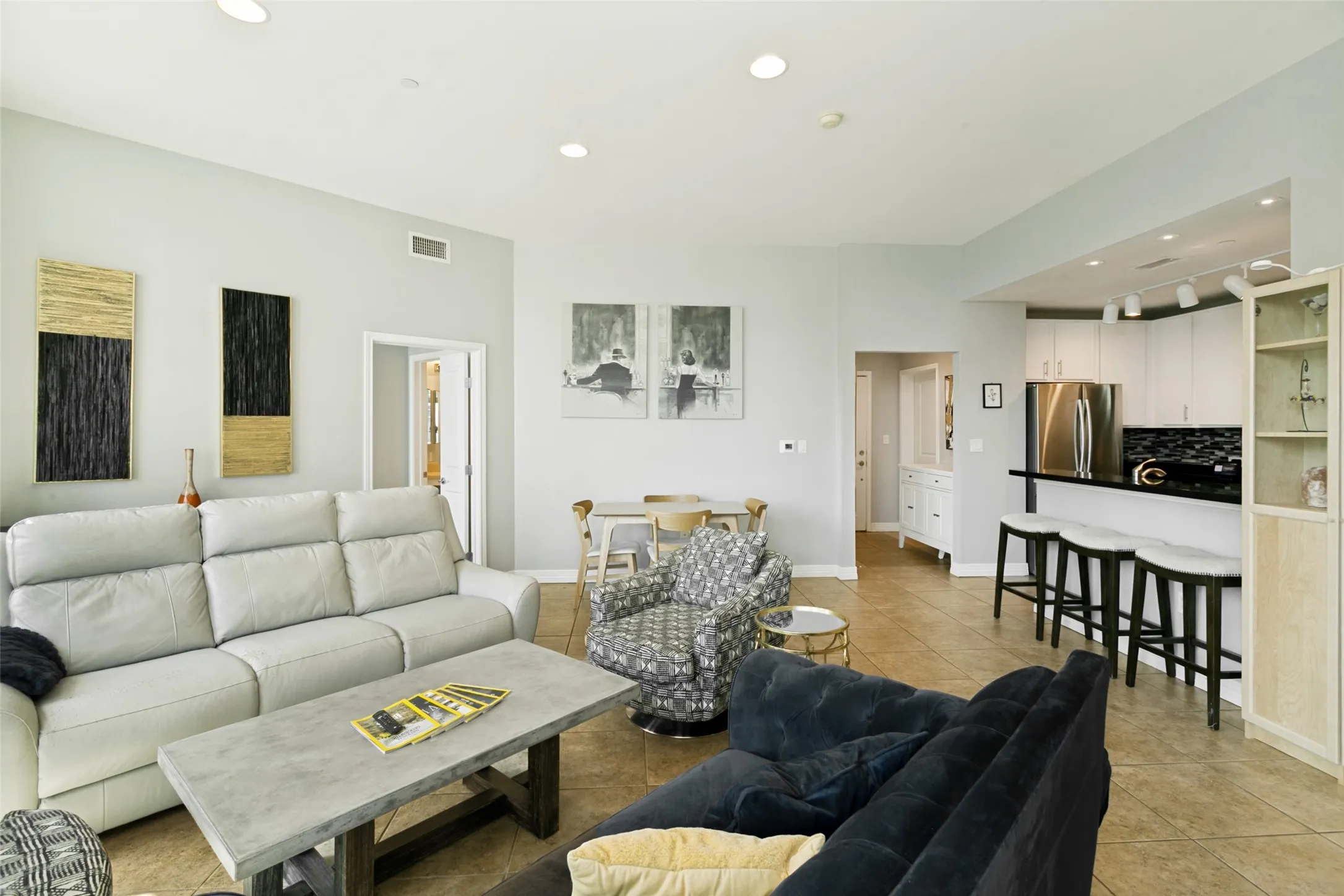 Condominium For Sale in Tarrant County , 500 Throckmorton Street 901, Fort Worth, Texas 76102, 2 Bedroom, 2 Bathroom, 2 Garage spaces, 1,170 Sqft, built in 1972, mls#21331238, Real Estate Agent in Fort Worth, Homes For Sale in Tarrant county, Homes For Sale in Fort Worth, Realtor in Fort Worth Texas, Real Estate Brokerage Independent Realty Texas, Luminita Cordes Realtor