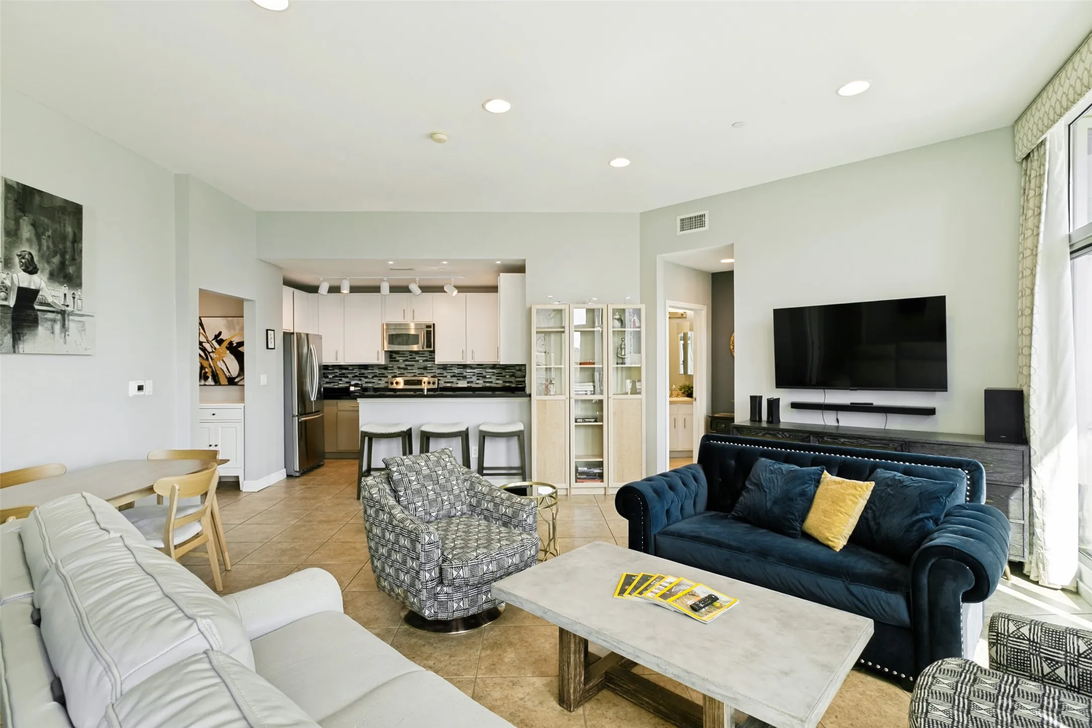 Condominium For Sale in Tarrant County , 500 Throckmorton Street 901, Fort Worth, Texas 76102, 2 Bedroom, 2 Bathroom, 2 Garage spaces, 1,170 Sqft, built in 1972, mls#21331238, Real Estate Agent in Fort Worth, Homes For Sale in Tarrant county, Homes For Sale in Fort Worth, Realtor in Fort Worth Texas, Real Estate Brokerage Independent Realty Texas, Luminita Cordes Realtor
