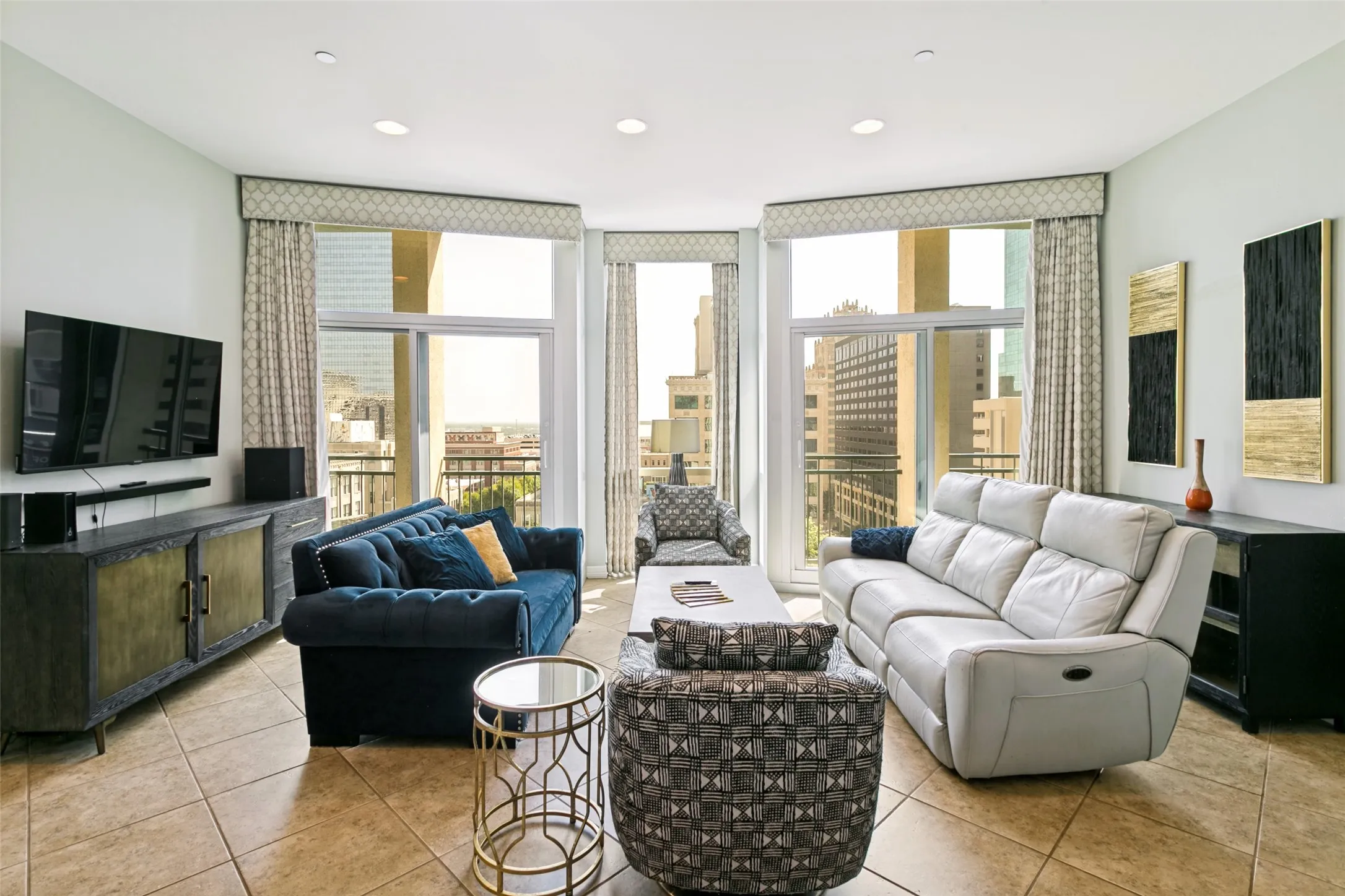 Condominium For Sale in Tarrant County , 500 Throckmorton Street 901, Fort Worth, Texas 76102, 2 Bedroom, 2 Bathroom, 2 Garage spaces, 1,170 Sqft, built in 1972, mls#21331238, Real Estate Agent in Fort Worth, Homes For Sale in Tarrant county, Homes For Sale in Fort Worth, Realtor in Fort Worth Texas, Real Estate Brokerage Independent Realty Texas, Luminita Cordes Realtor