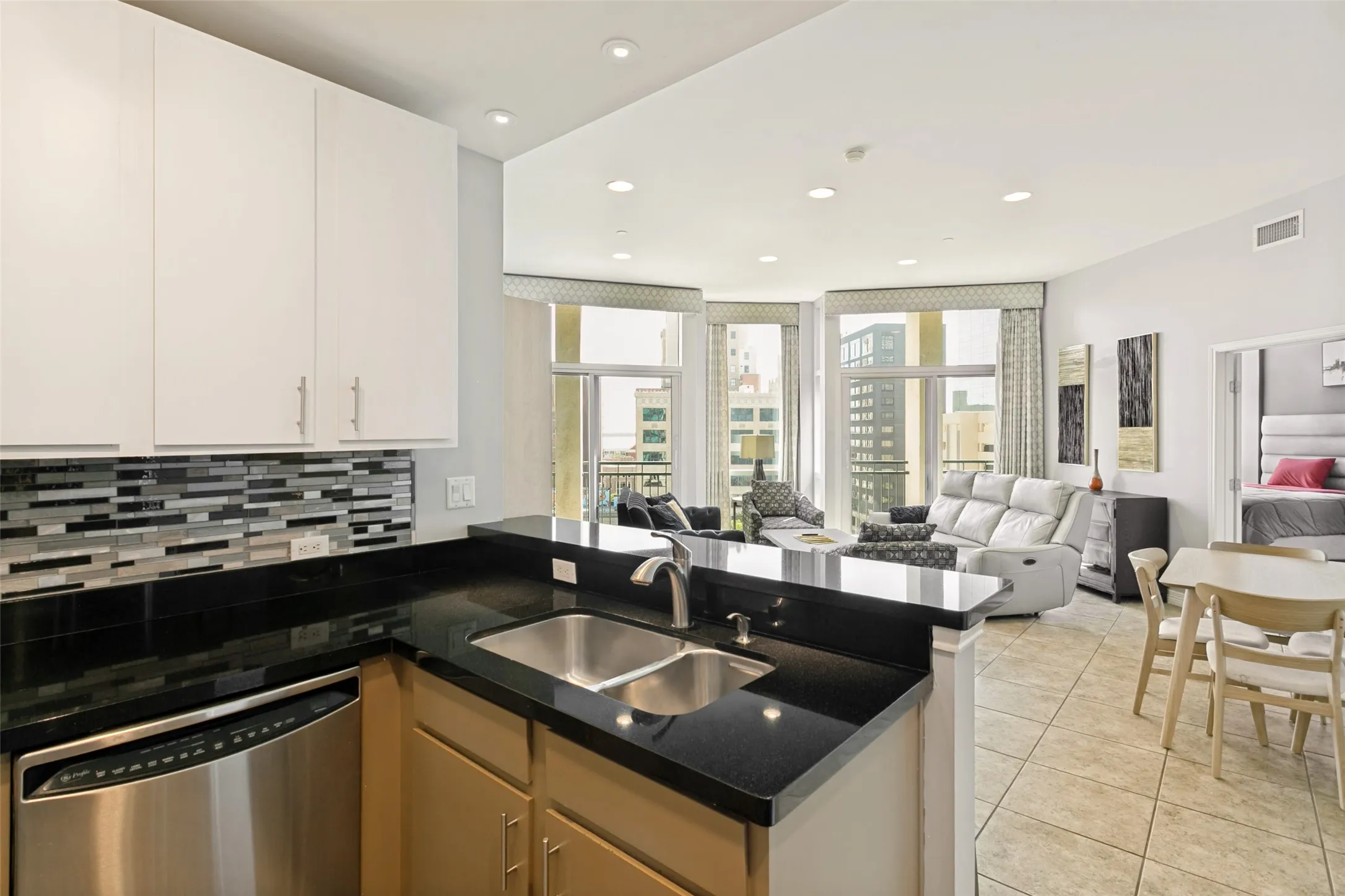 Condominium For Sale in Tarrant County , 500 Throckmorton Street 901, Fort Worth, Texas 76102, 2 Bedroom, 2 Bathroom, 2 Garage spaces, 1,170 Sqft, built in 1972, mls#21331238, Real Estate Agent in Fort Worth, Homes For Sale in Tarrant county, Homes For Sale in Fort Worth, Realtor in Fort Worth Texas, Real Estate Brokerage Independent Realty Texas, Luminita Cordes Realtor