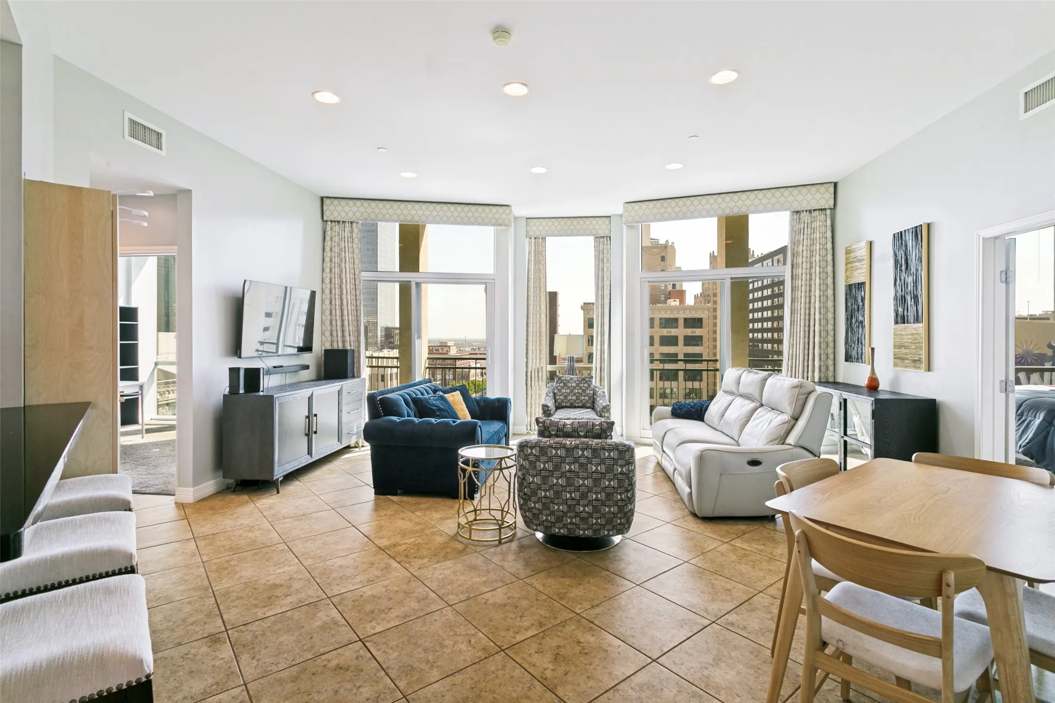 Condominium For Sale in Tarrant County , 500 Throckmorton Street 901, Fort Worth, Texas 76102, 2 Bedroom, 2 Bathroom, 2 Garage spaces, 1,170 Sqft, built in 1972, mls#21331238, Real Estate Agent in Fort Worth, Homes For Sale in Tarrant county, Homes For Sale in Fort Worth, Realtor in Fort Worth Texas, Real Estate Brokerage Independent Realty Texas, Luminita Cordes Realtor