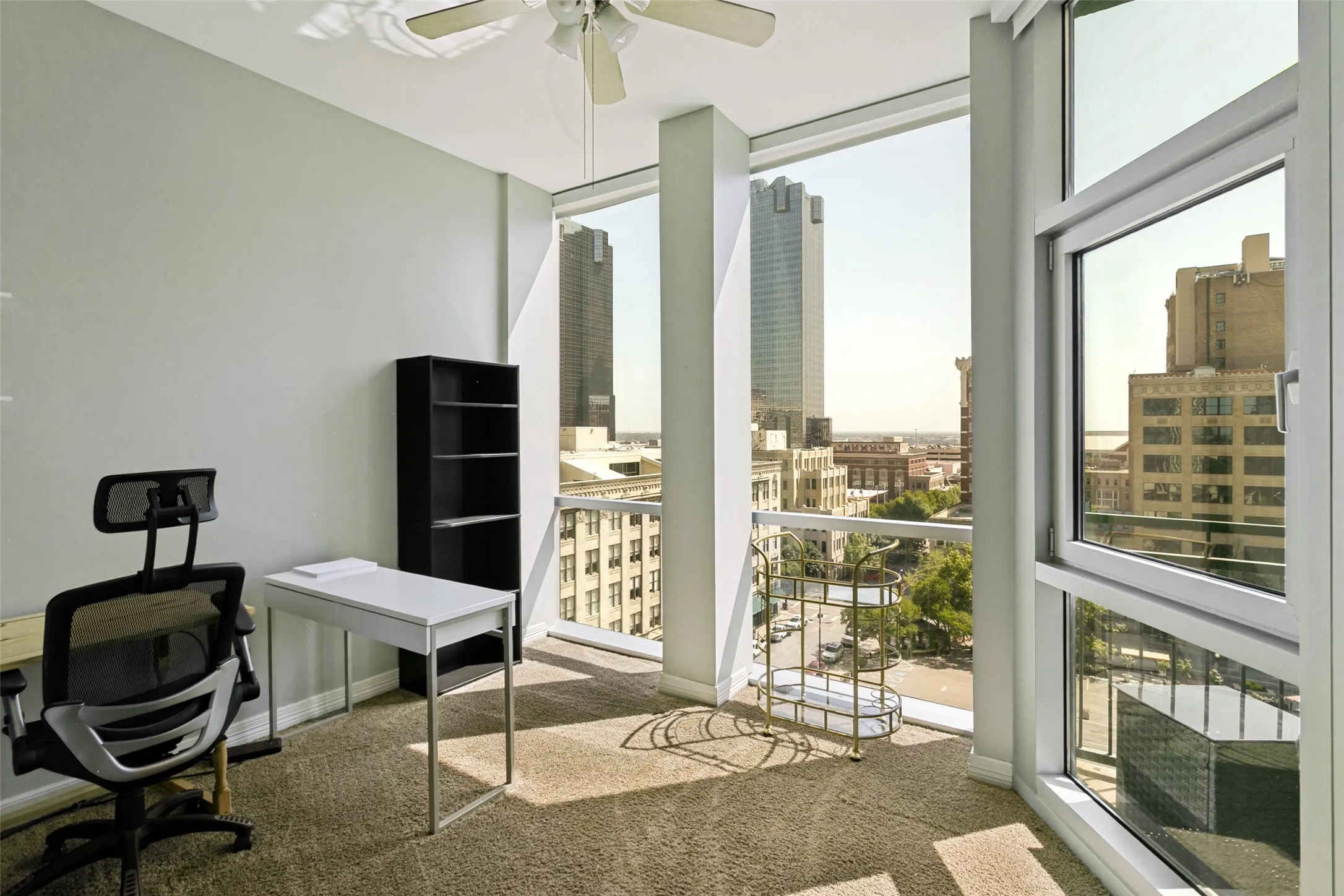 Condominium For Sale in Tarrant County , 500 Throckmorton Street 901, Fort Worth, Texas 76102, 2 Bedroom, 2 Bathroom, 2 Garage spaces, 1,170 Sqft, built in 1972, mls#21331238, Real Estate Agent in Fort Worth, Homes For Sale in Tarrant county, Homes For Sale in Fort Worth, Realtor in Fort Worth Texas, Real Estate Brokerage Independent Realty Texas, Luminita Cordes Realtor