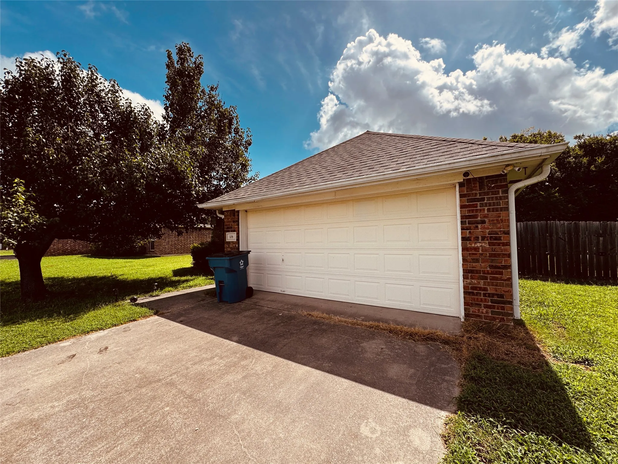 Single Family Residence For Sale in Fannin County , 106 Oak Lane, Ladonia, Texas 75449, 3 Bedroom, 2 Bathroom, 2 Garage spaces, 1,276 Sqft, built in 2004, mls#21337067, Real Estate Agent in Ladonia, Homes For Sale in Fannin county, Homes For Sale in Ladonia, Realtor in Ladonia Texas, Real Estate Brokerage Independent Realty Texas, Luminita Cordes Realtor
