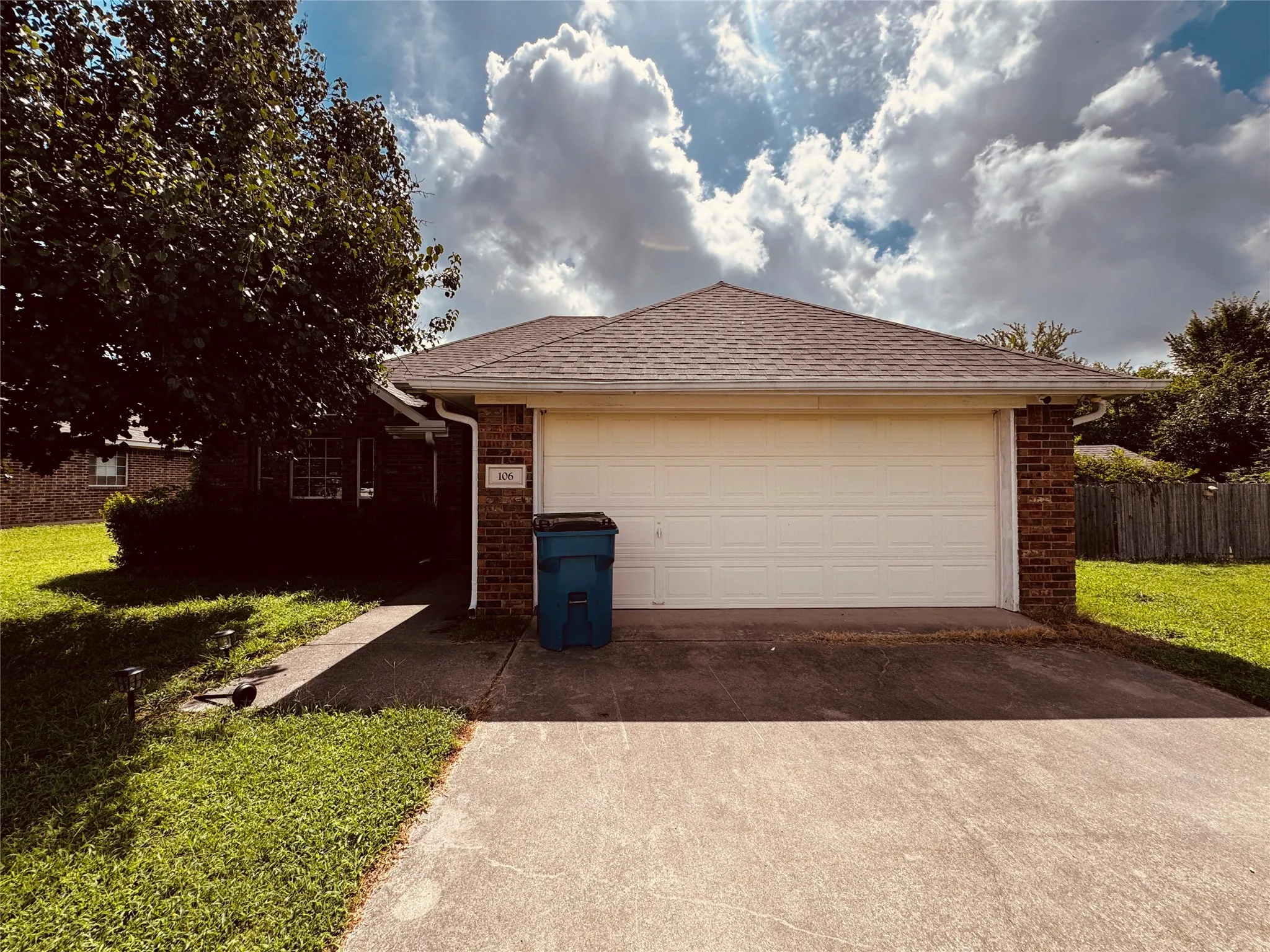 Single Family Residence For Sale in Fannin County , 106 Oak Lane, Ladonia, Texas 75449, 3 Bedroom, 2 Bathroom, 2 Garage spaces, 1,276 Sqft, built in 2004, mls#21337067, Real Estate Agent in Ladonia, Homes For Sale in Fannin county, Homes For Sale in Ladonia, Realtor in Ladonia Texas, Real Estate Brokerage Independent Realty Texas, Luminita Cordes Realtor