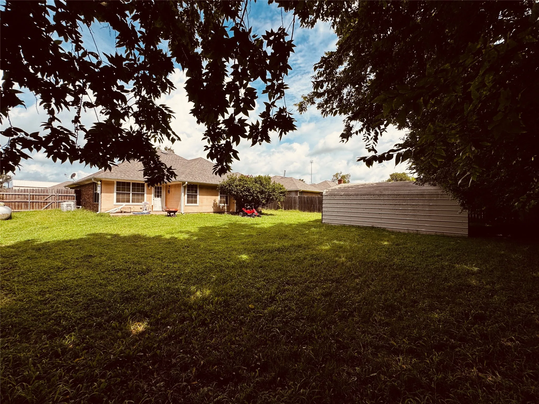 Single Family Residence For Sale in Fannin County , 106 Oak Lane, Ladonia, Texas 75449, 3 Bedroom, 2 Bathroom, 2 Garage spaces, 1,276 Sqft, built in 2004, mls#21337067, Real Estate Agent in Ladonia, Homes For Sale in Fannin county, Homes For Sale in Ladonia, Realtor in Ladonia Texas, Real Estate Brokerage Independent Realty Texas, Luminita Cordes Realtor