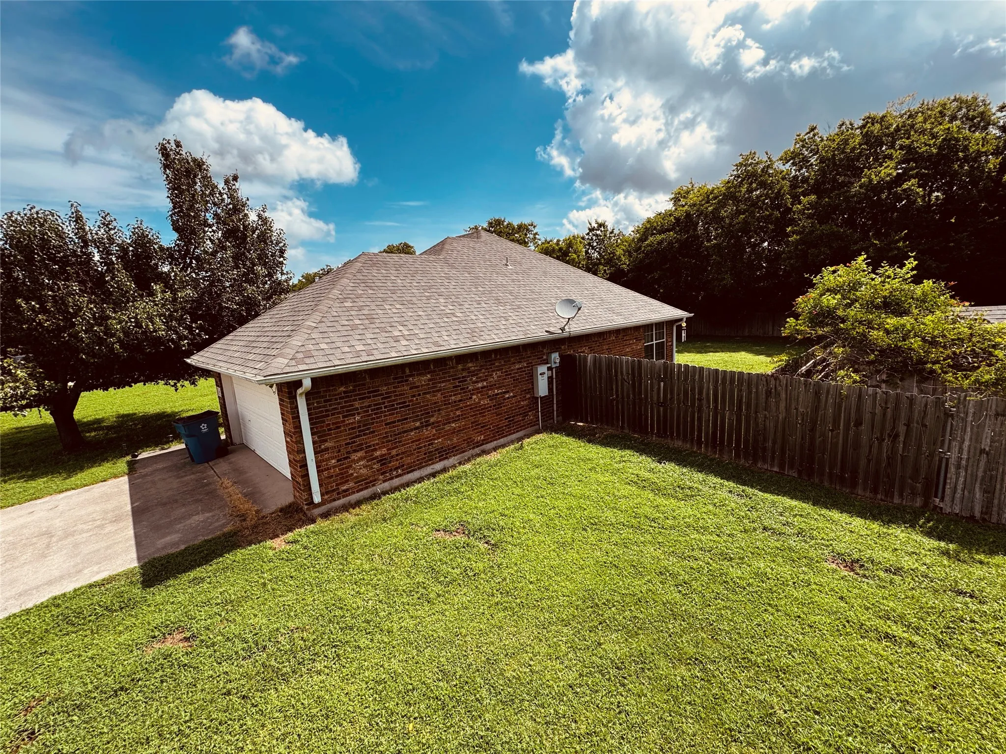 Single Family Residence For Sale in Fannin County , 106 Oak Lane, Ladonia, Texas 75449, 3 Bedroom, 2 Bathroom, 2 Garage spaces, 1,276 Sqft, built in 2004, mls#21337067, Real Estate Agent in Ladonia, Homes For Sale in Fannin county, Homes For Sale in Ladonia, Realtor in Ladonia Texas, Real Estate Brokerage Independent Realty Texas, Luminita Cordes Realtor
