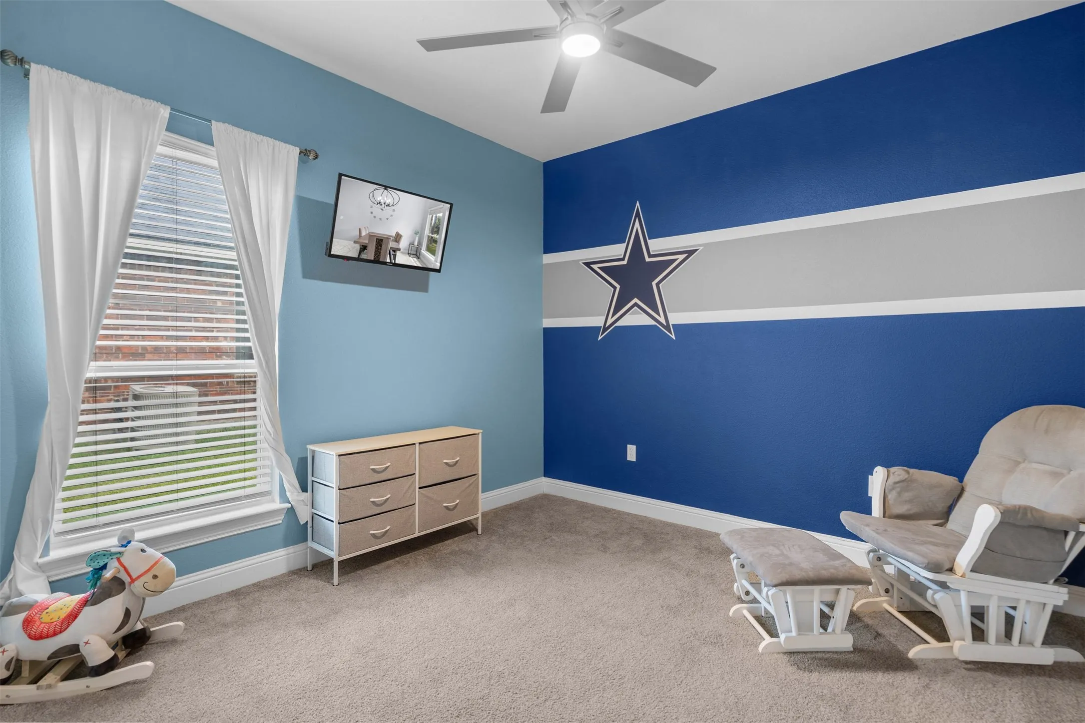 Unfurnished room featuring carpet flooring and a ceiling fan