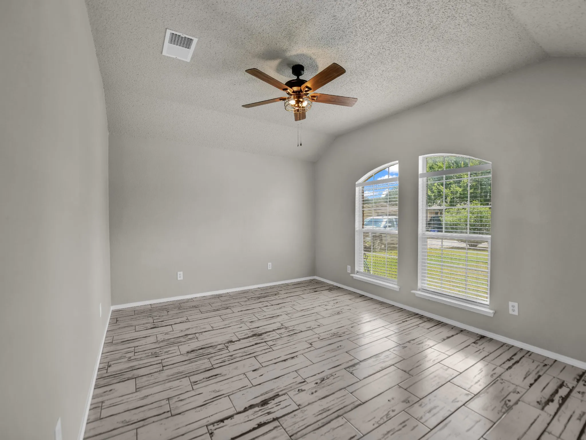 Single Family Residence For Sale in Tarrant County , 617 Oak View Court, Azle, Texas 76020, 4 Bedroom, 3 Bathroom, 2 Garage spaces, 1,988 Sqft, built in 1999, mls#21331080, Real Estate Agent in Azle, Homes For Sale in Tarrant county, Homes For Sale in Azle, Realtor in Azle Texas, Real Estate Brokerage Independent Realty Texas, Luminita Cordes Realtor