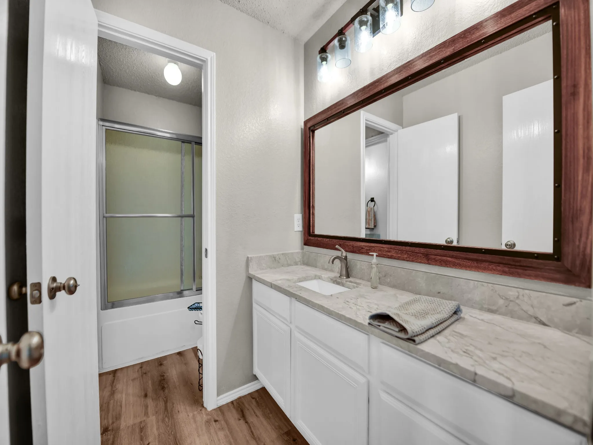 Single Family Residence For Sale in Tarrant County , 617 Oak View Court, Azle, Texas 76020, 4 Bedroom, 3 Bathroom, 2 Garage spaces, 1,988 Sqft, built in 1999, mls#21331080, Real Estate Agent in Azle, Homes For Sale in Tarrant county, Homes For Sale in Azle, Realtor in Azle Texas, Real Estate Brokerage Independent Realty Texas, Luminita Cordes Realtor