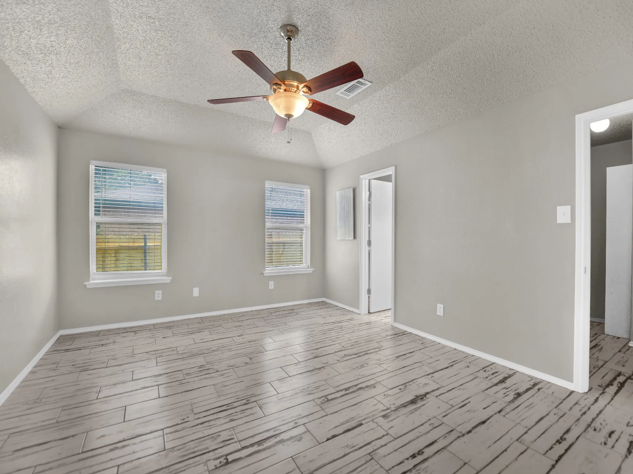 Single Family Residence For Sale in Tarrant County , 617 Oak View Court, Azle, Texas 76020, 4 Bedroom, 3 Bathroom, 2 Garage spaces, 1,988 Sqft, built in 1999, mls#21331080, Real Estate Agent in Azle, Homes For Sale in Tarrant county, Homes For Sale in Azle, Realtor in Azle Texas, Real Estate Brokerage Independent Realty Texas, Luminita Cordes Realtor