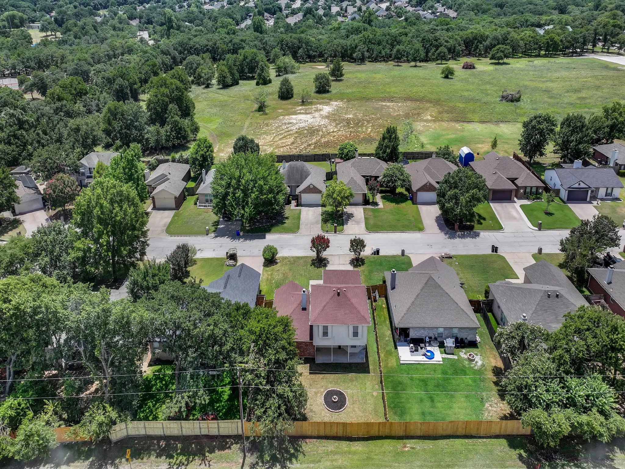 Single Family Residence For Sale in Tarrant County , 617 Oak View Court, Azle, Texas 76020, 4 Bedroom, 3 Bathroom, 2 Garage spaces, 1,988 Sqft, built in 1999, mls#21331080, Real Estate Agent in Azle, Homes For Sale in Tarrant county, Homes For Sale in Azle, Realtor in Azle Texas, Real Estate Brokerage Independent Realty Texas, Luminita Cordes Realtor