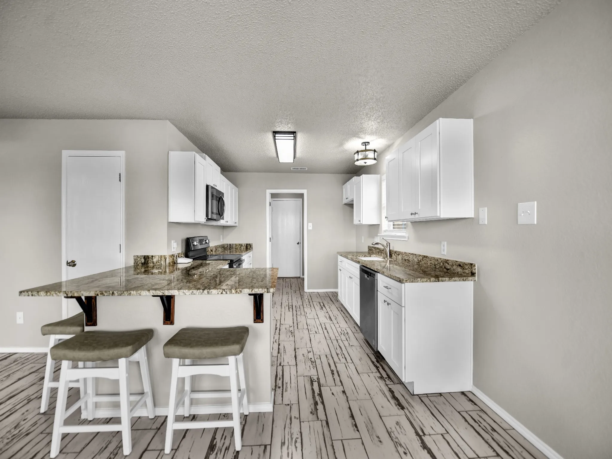 Single Family Residence For Sale in Tarrant County , 617 Oak View Court, Azle, Texas 76020, 4 Bedroom, 3 Bathroom, 2 Garage spaces, 1,988 Sqft, built in 1999, mls#21331080, Real Estate Agent in Azle, Homes For Sale in Tarrant county, Homes For Sale in Azle, Realtor in Azle Texas, Real Estate Brokerage Independent Realty Texas, Luminita Cordes Realtor