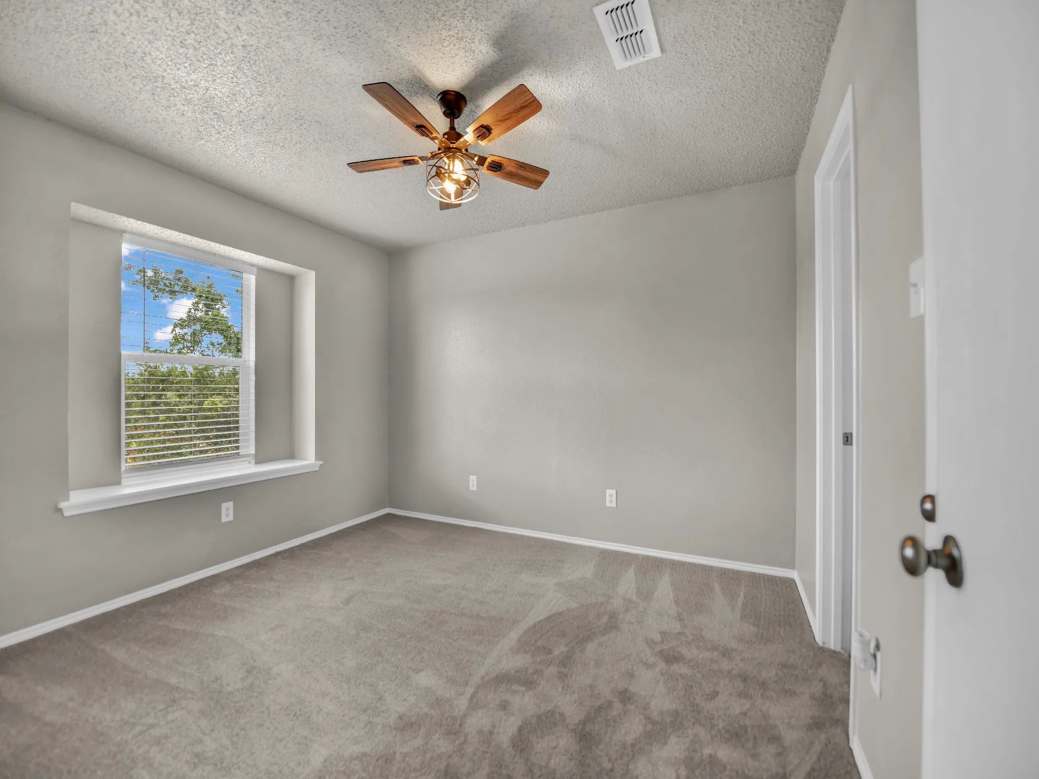 Single Family Residence For Sale in Tarrant County , 617 Oak View Court, Azle, Texas 76020, 4 Bedroom, 3 Bathroom, 2 Garage spaces, 1,988 Sqft, built in 1999, mls#21331080, Real Estate Agent in Azle, Homes For Sale in Tarrant county, Homes For Sale in Azle, Realtor in Azle Texas, Real Estate Brokerage Independent Realty Texas, Luminita Cordes Realtor