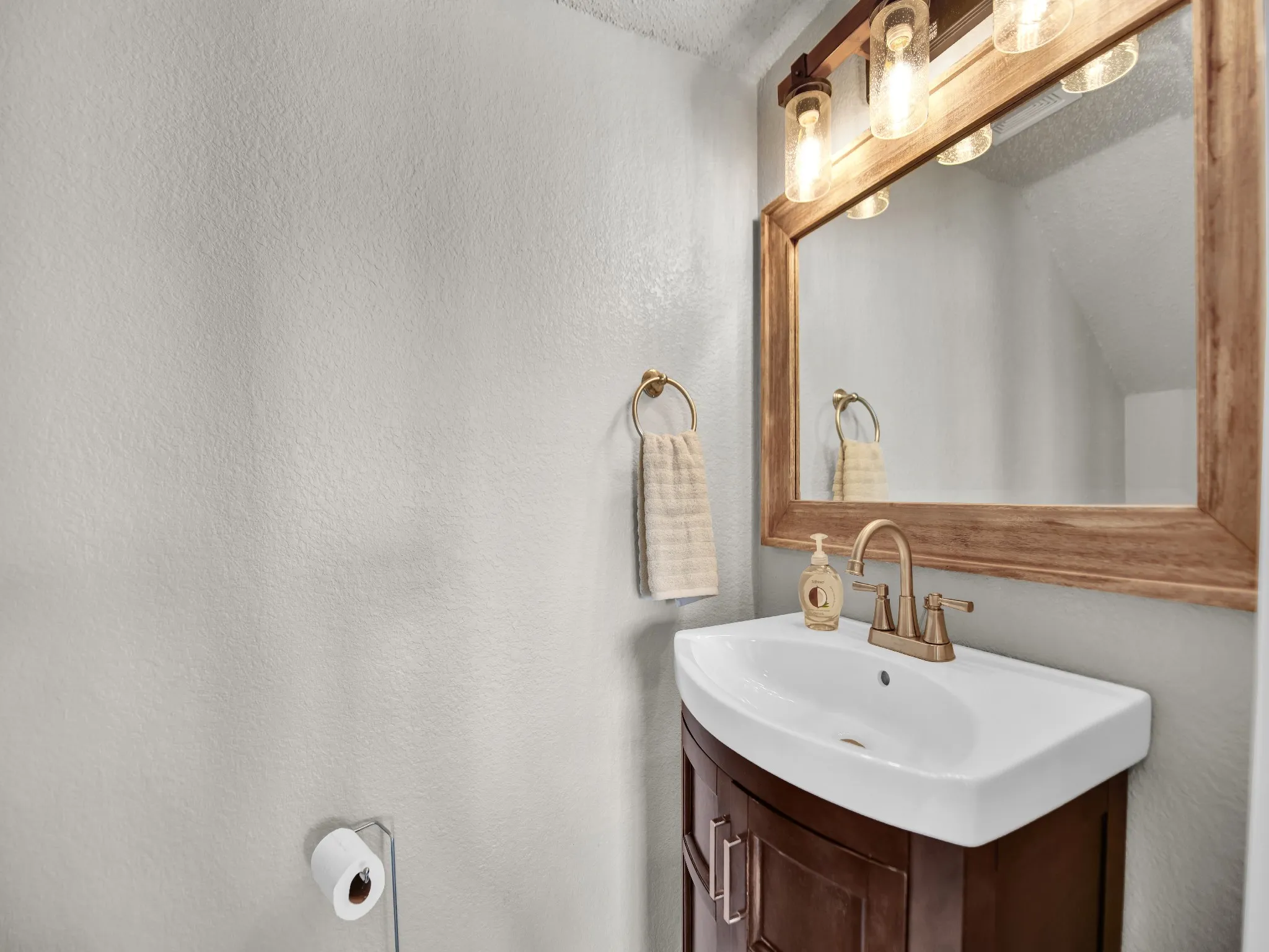 Single Family Residence For Sale in Tarrant County , 617 Oak View Court, Azle, Texas 76020, 4 Bedroom, 3 Bathroom, 2 Garage spaces, 1,988 Sqft, built in 1999, mls#21331080, Real Estate Agent in Azle, Homes For Sale in Tarrant county, Homes For Sale in Azle, Realtor in Azle Texas, Real Estate Brokerage Independent Realty Texas, Luminita Cordes Realtor