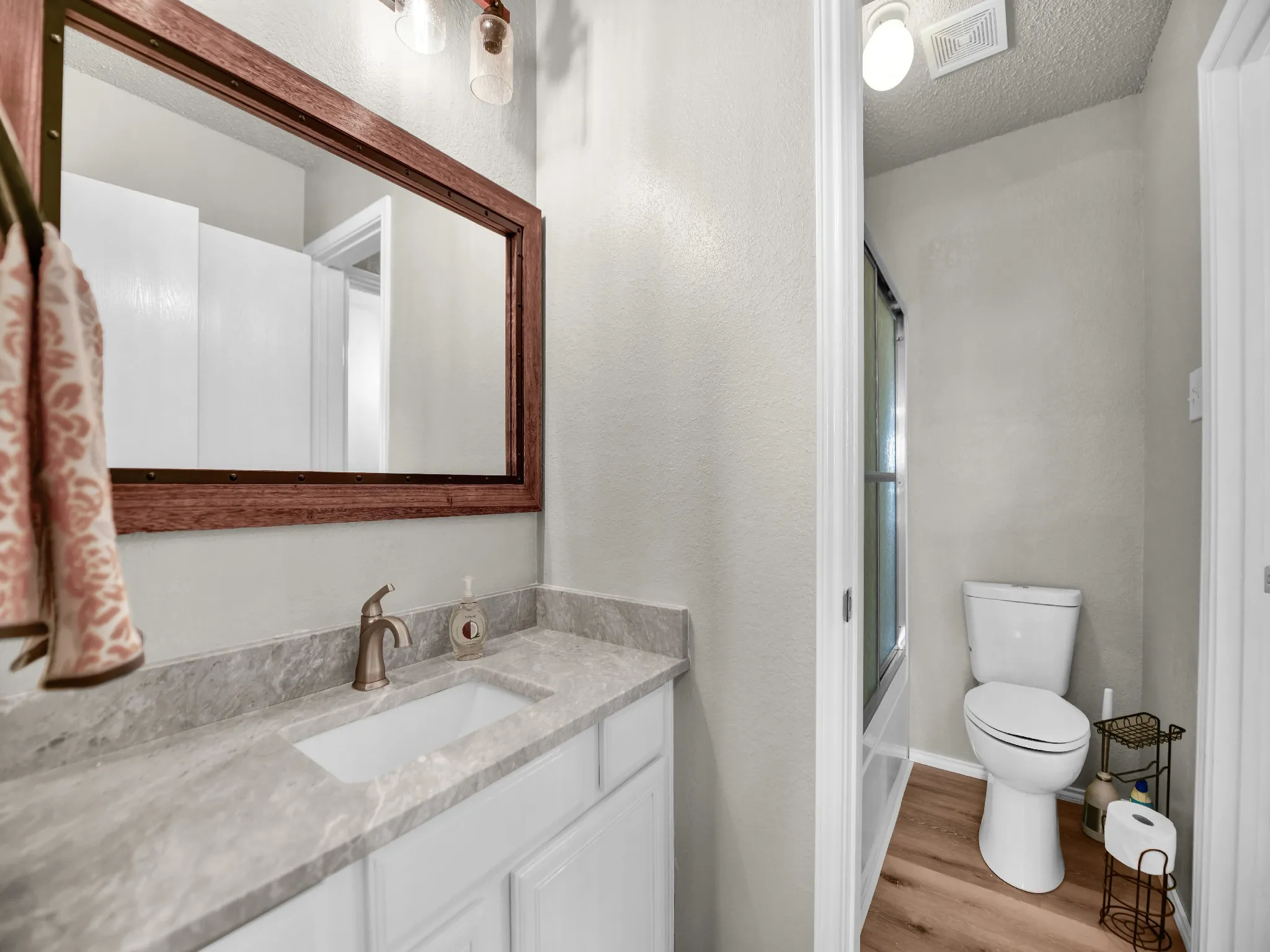 Single Family Residence For Sale in Tarrant County , 617 Oak View Court, Azle, Texas 76020, 4 Bedroom, 3 Bathroom, 2 Garage spaces, 1,988 Sqft, built in 1999, mls#21331080, Real Estate Agent in Azle, Homes For Sale in Tarrant county, Homes For Sale in Azle, Realtor in Azle Texas, Real Estate Brokerage Independent Realty Texas, Luminita Cordes Realtor