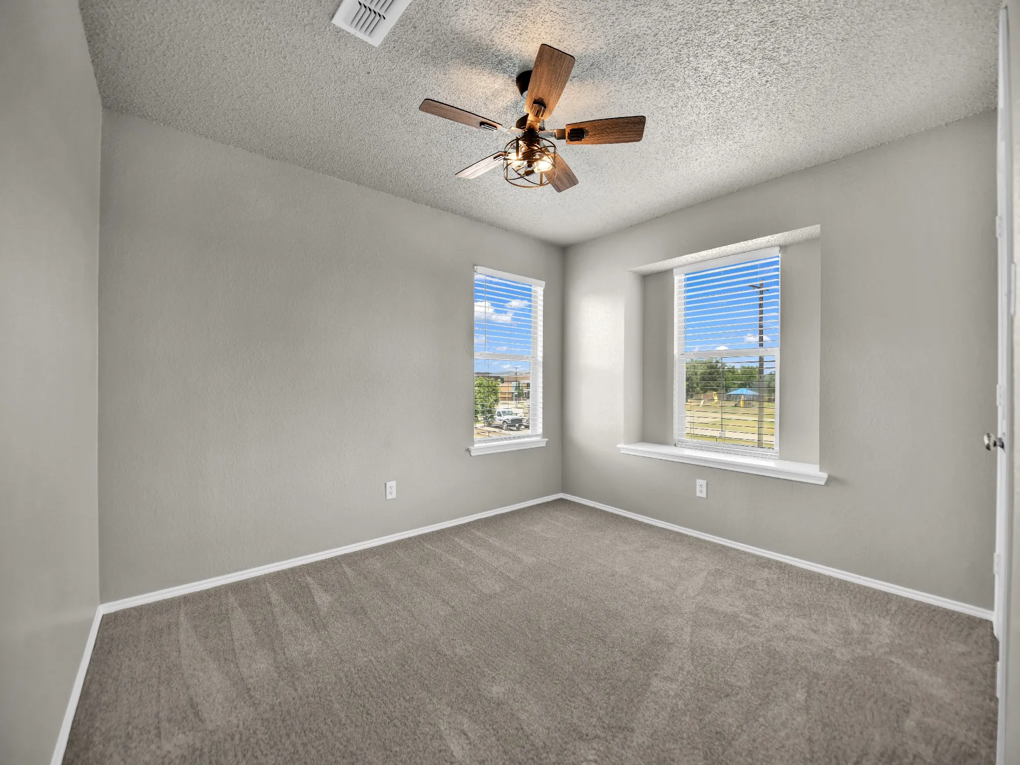 Single Family Residence For Sale in Tarrant County , 617 Oak View Court, Azle, Texas 76020, 4 Bedroom, 3 Bathroom, 2 Garage spaces, 1,988 Sqft, built in 1999, mls#21331080, Real Estate Agent in Azle, Homes For Sale in Tarrant county, Homes For Sale in Azle, Realtor in Azle Texas, Real Estate Brokerage Independent Realty Texas, Luminita Cordes Realtor