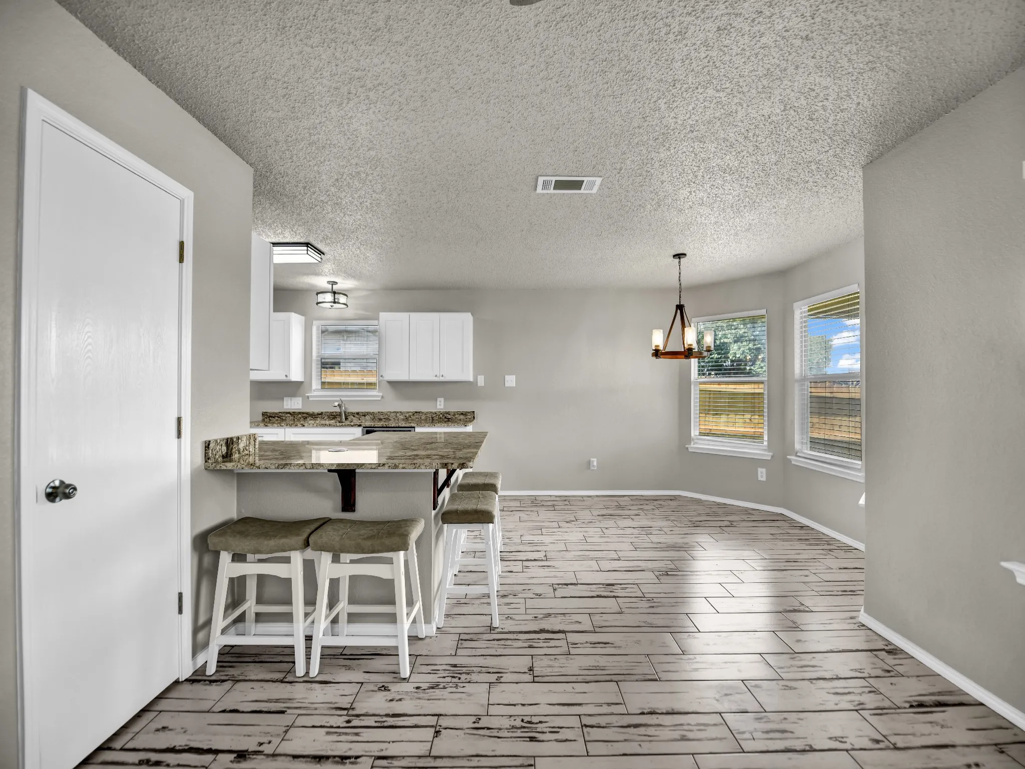 Single Family Residence For Sale in Tarrant County , 617 Oak View Court, Azle, Texas 76020, 4 Bedroom, 3 Bathroom, 2 Garage spaces, 1,988 Sqft, built in 1999, mls#21331080, Real Estate Agent in Azle, Homes For Sale in Tarrant county, Homes For Sale in Azle, Realtor in Azle Texas, Real Estate Brokerage Independent Realty Texas, Luminita Cordes Realtor