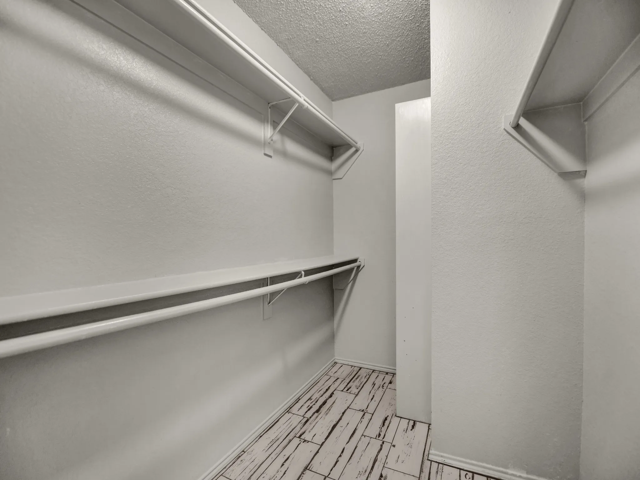 Single Family Residence For Sale in Tarrant County , 617 Oak View Court, Azle, Texas 76020, 4 Bedroom, 3 Bathroom, 2 Garage spaces, 1,988 Sqft, built in 1999, mls#21331080, Real Estate Agent in Azle, Homes For Sale in Tarrant county, Homes For Sale in Azle, Realtor in Azle Texas, Real Estate Brokerage Independent Realty Texas, Luminita Cordes Realtor