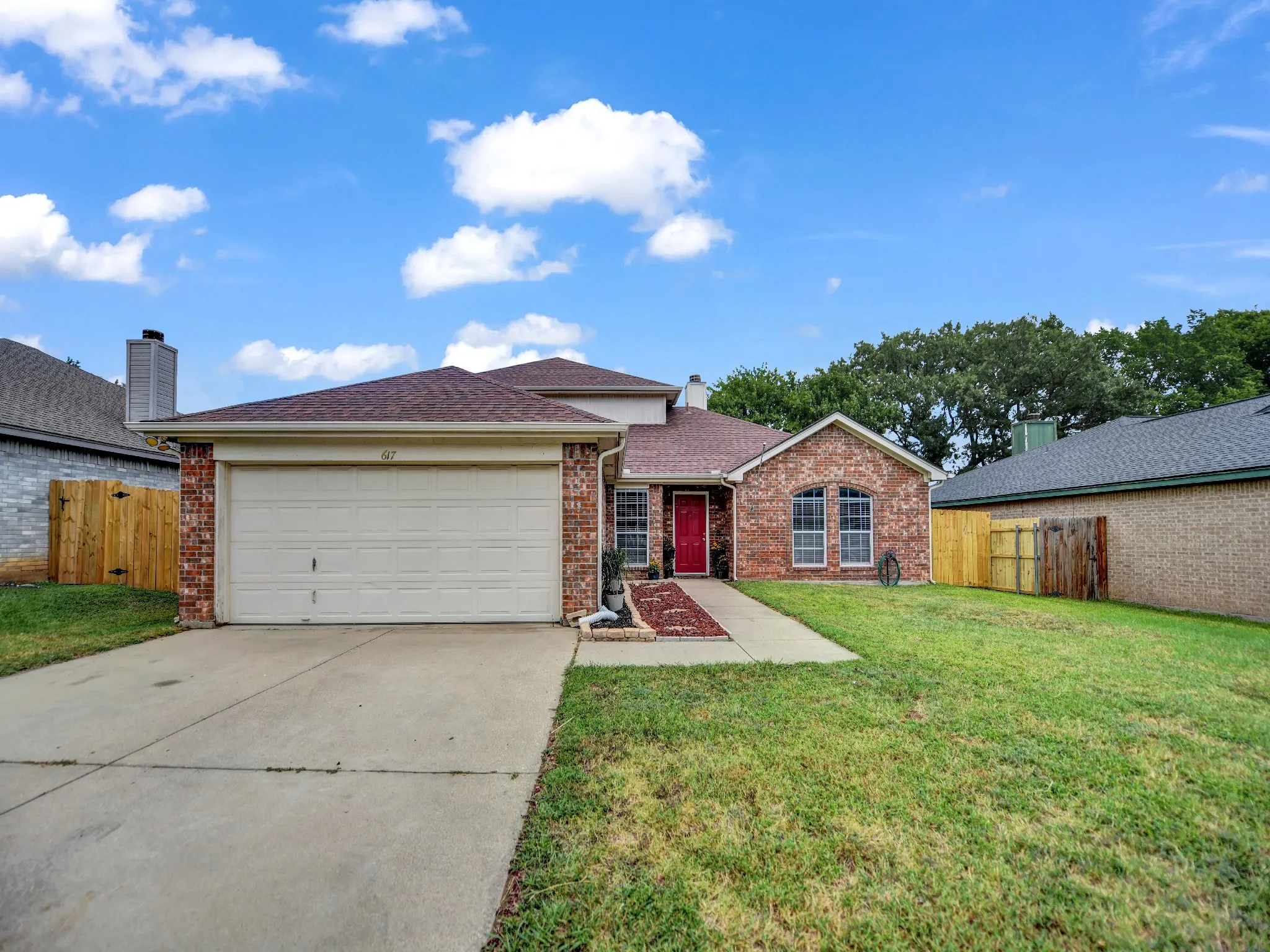 Single Family Residence For Sale in Tarrant County , 617 Oak View Court, Azle, Texas 76020, 4 Bedroom, 3 Bathroom, 2 Garage spaces, 1,988 Sqft, built in 1999, mls#21331080, Real Estate Agent in Azle, Homes For Sale in Tarrant county, Homes For Sale in Azle, Realtor in Azle Texas, Real Estate Brokerage Independent Realty Texas, Luminita Cordes Realtor