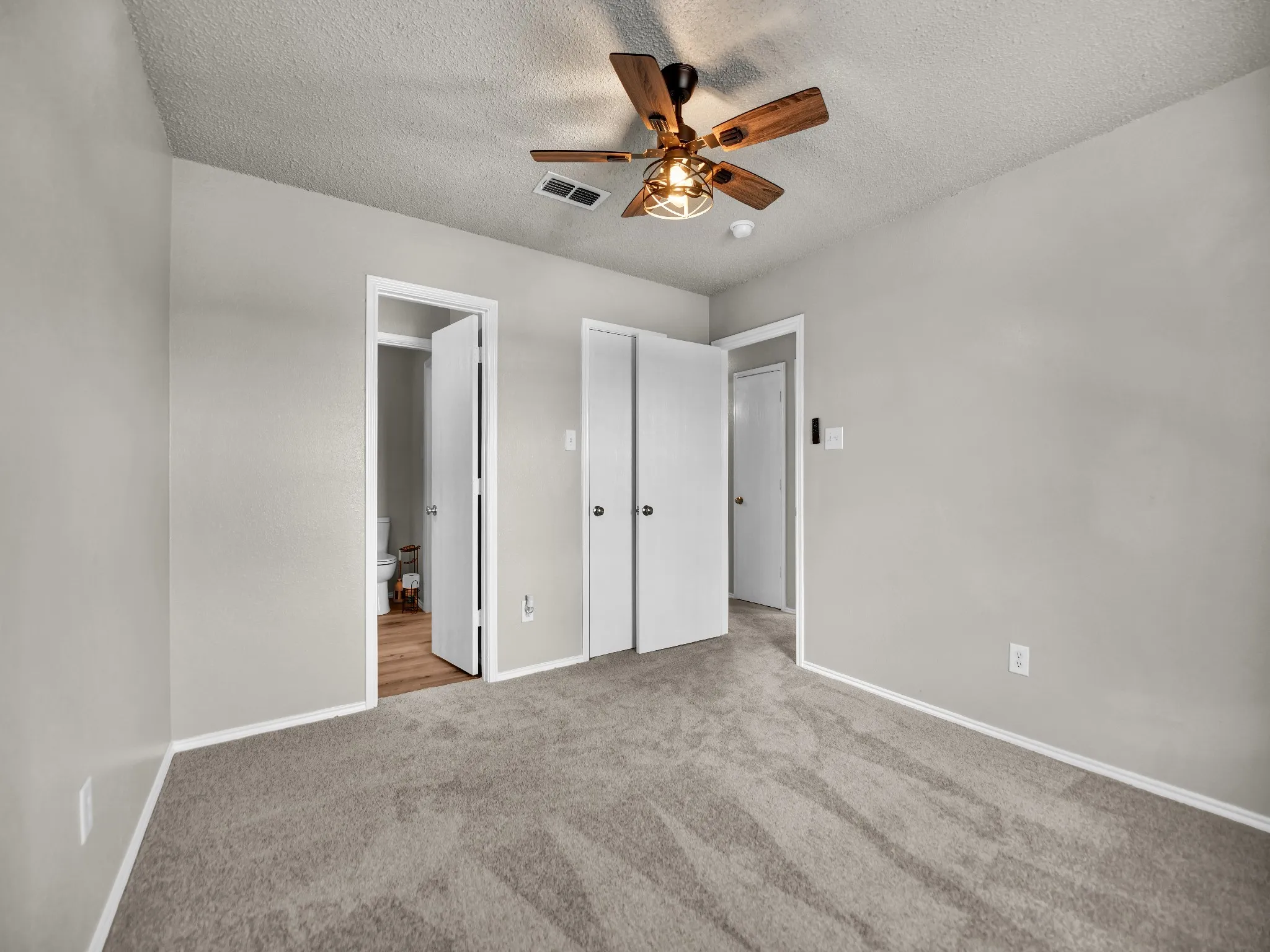 Single Family Residence For Sale in Tarrant County , 617 Oak View Court, Azle, Texas 76020, 4 Bedroom, 3 Bathroom, 2 Garage spaces, 1,988 Sqft, built in 1999, mls#21331080, Real Estate Agent in Azle, Homes For Sale in Tarrant county, Homes For Sale in Azle, Realtor in Azle Texas, Real Estate Brokerage Independent Realty Texas, Luminita Cordes Realtor