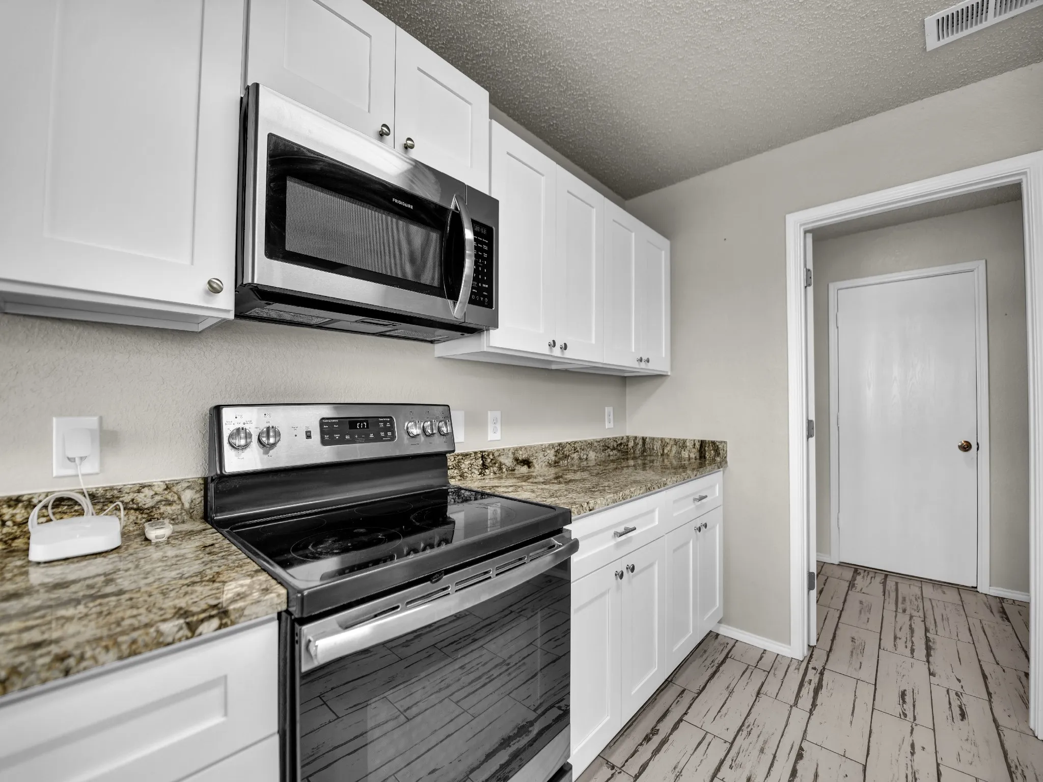 Single Family Residence For Sale in Tarrant County , 617 Oak View Court, Azle, Texas 76020, 4 Bedroom, 3 Bathroom, 2 Garage spaces, 1,988 Sqft, built in 1999, mls#21331080, Real Estate Agent in Azle, Homes For Sale in Tarrant county, Homes For Sale in Azle, Realtor in Azle Texas, Real Estate Brokerage Independent Realty Texas, Luminita Cordes Realtor