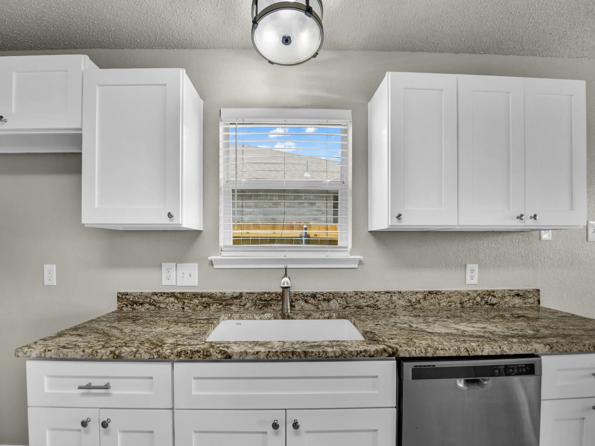 Single Family Residence For Sale in Tarrant County , 617 Oak View Court, Azle, Texas 76020, 4 Bedroom, 3 Bathroom, 2 Garage spaces, 1,988 Sqft, built in 1999, mls#21331080, Real Estate Agent in Azle, Homes For Sale in Tarrant county, Homes For Sale in Azle, Realtor in Azle Texas, Real Estate Brokerage Independent Realty Texas, Luminita Cordes Realtor